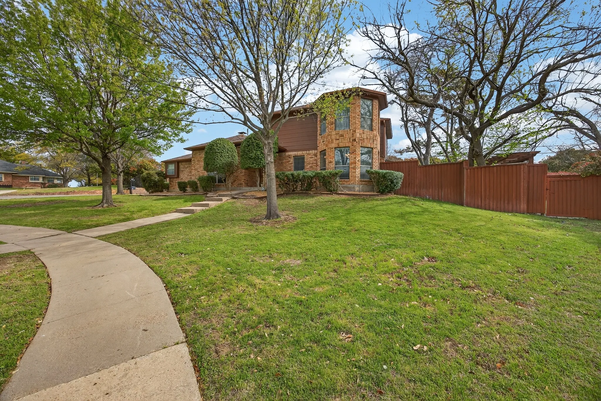 Single Family Residence For Sale in Dallas County , 100 Castle Court, Irving, Texas 75038, 3 Bedroom, 3 Bathroom, 2 Garage spaces, 2,566 Sqft, built in 1983, mls#21210050, Real Estate Agent in Irving, Homes For Sale in Dallas county, Homes For Sale in Irving, Realtor in Irving Texas, Real Estate Brokerage Independent Realty Texas, Luminita Cordes Realtor