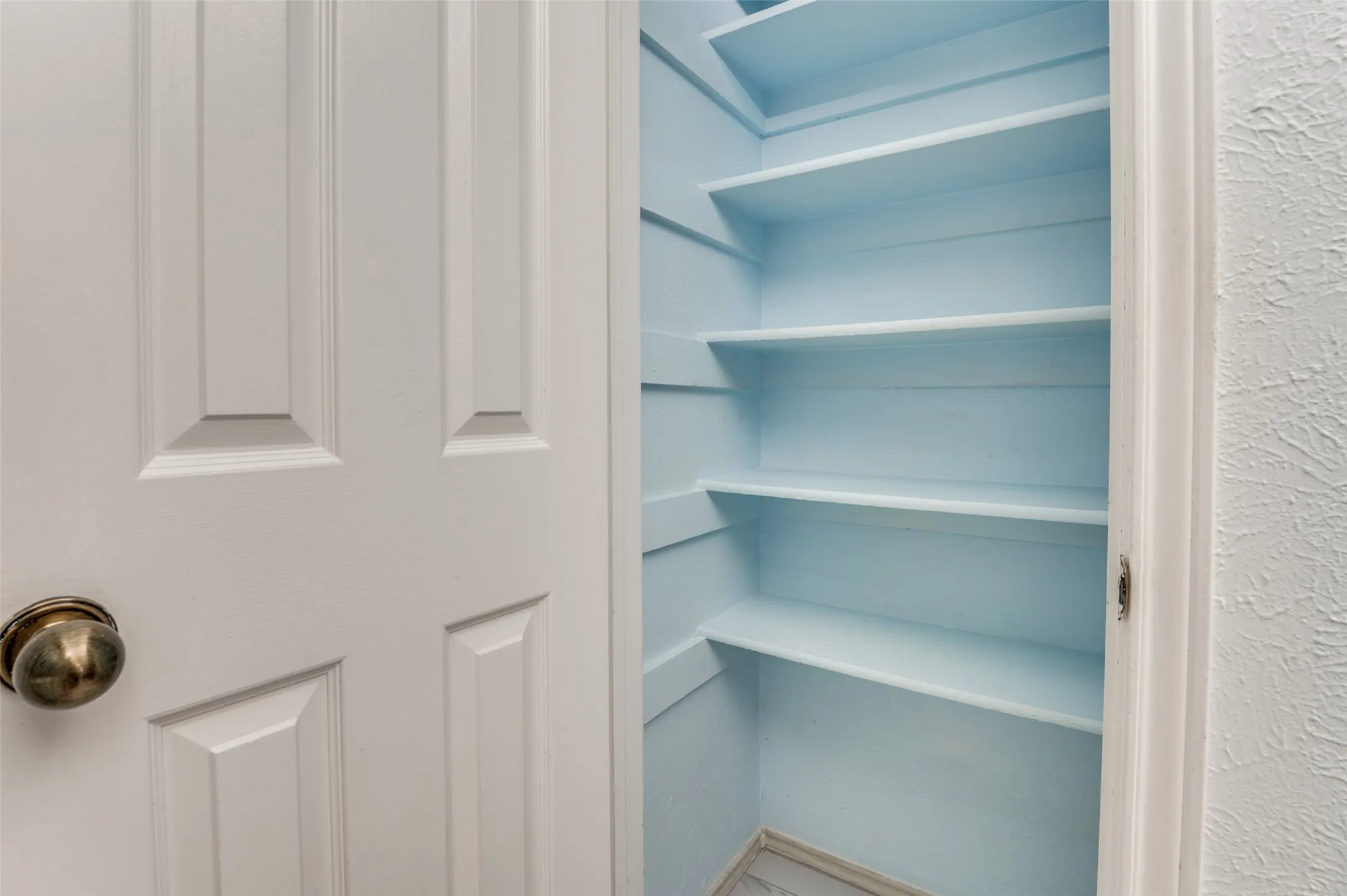 Condominium For Sale in Tarrant County , 2101 Count Fleet Drive 502, Arlington, Texas 76011, 2 Bedroom, 1 Bathroom, Garage spaces, 900 Sqft, built in 1983, mls#21212779, Real Estate Agent in Arlington, Homes For Sale in Tarrant county, Homes For Sale in Arlington, Realtor in Arlington Texas, Real Estate Brokerage Independent Realty Texas, Luminita Cordes Realtor