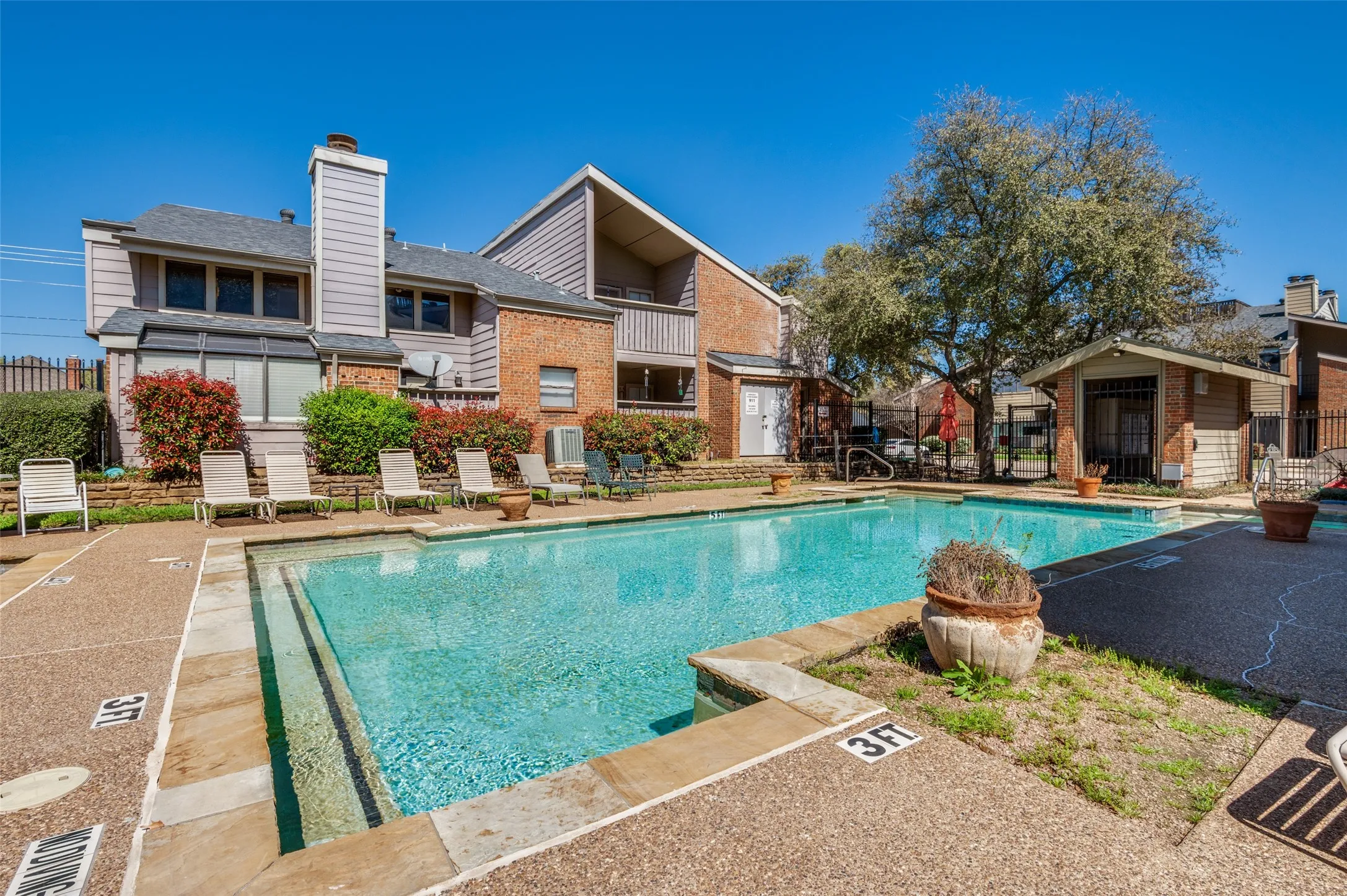 Condominium For Sale in Tarrant County , 2101 Count Fleet Drive 502, Arlington, Texas 76011, 2 Bedroom, 1 Bathroom, Garage spaces, 900 Sqft, built in 1983, mls#21212779, Real Estate Agent in Arlington, Homes For Sale in Tarrant county, Homes For Sale in Arlington, Realtor in Arlington Texas, Real Estate Brokerage Independent Realty Texas, Luminita Cordes Realtor