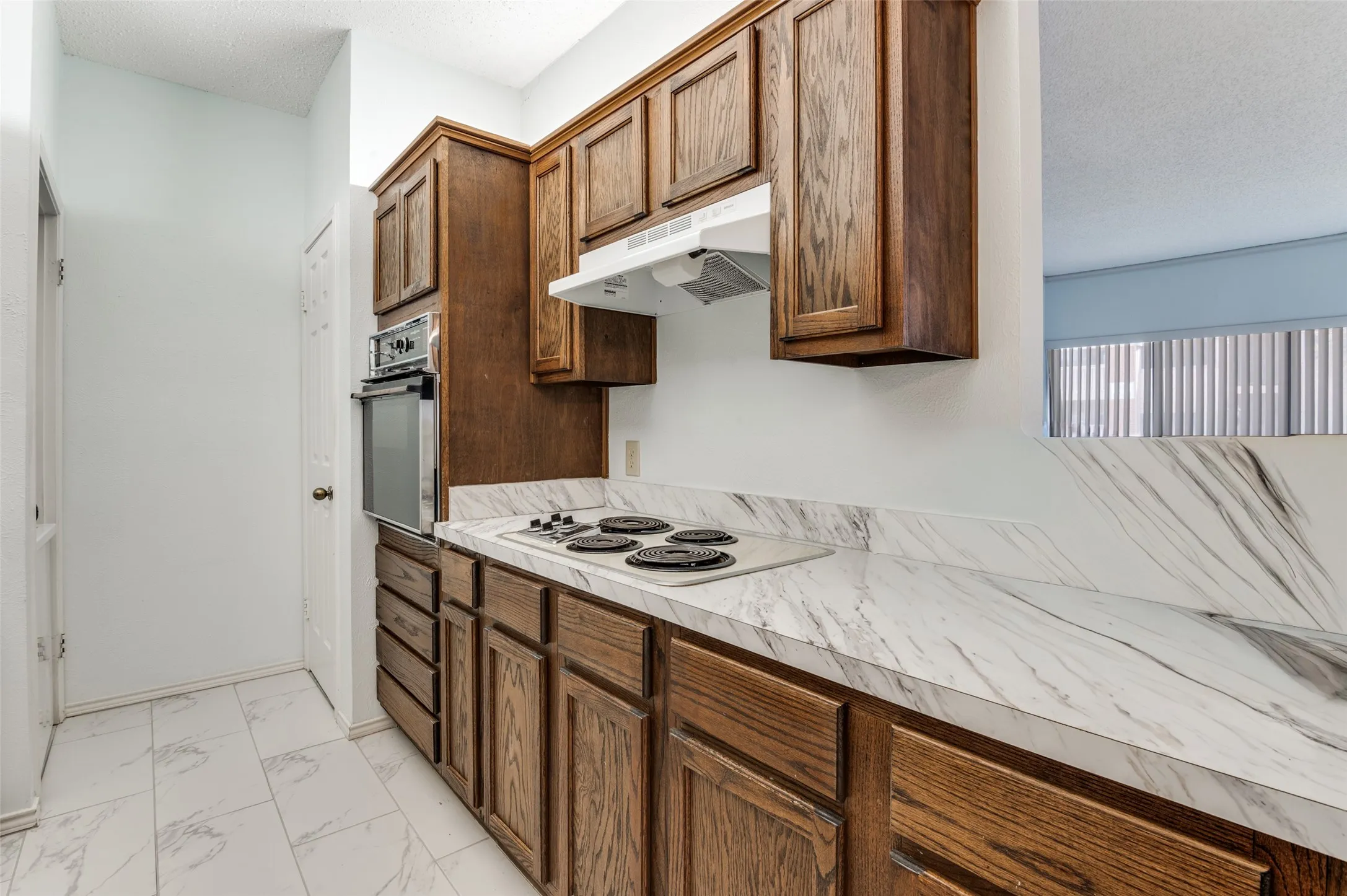 Condominium For Sale in Tarrant County , 2101 Count Fleet Drive 502, Arlington, Texas 76011, 2 Bedroom, 1 Bathroom, Garage spaces, 900 Sqft, built in 1983, mls#21212779, Real Estate Agent in Arlington, Homes For Sale in Tarrant county, Homes For Sale in Arlington, Realtor in Arlington Texas, Real Estate Brokerage Independent Realty Texas, Luminita Cordes Realtor