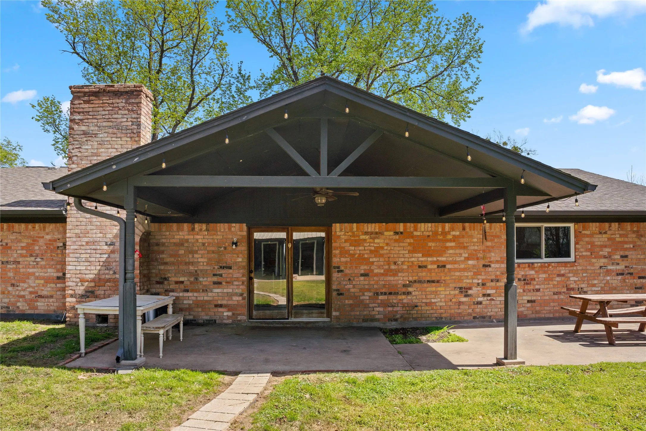 Single Family Residence For Sale in Hopkins County , 122 Jill Lane, Sulphur Springs, Texas 75482, 4 Bedroom, 2 Bathroom, 2 Garage spaces, 2,089 Sqft, built in 1974, mls#21214042, Real Estate Agent in Sulphur Springs, Homes For Sale in Hopkins county, Homes For Sale in Sulphur Springs, Realtor in Sulphur Springs Texas, Real Estate Brokerage Independent Realty Texas, Luminita Cordes Realtor
