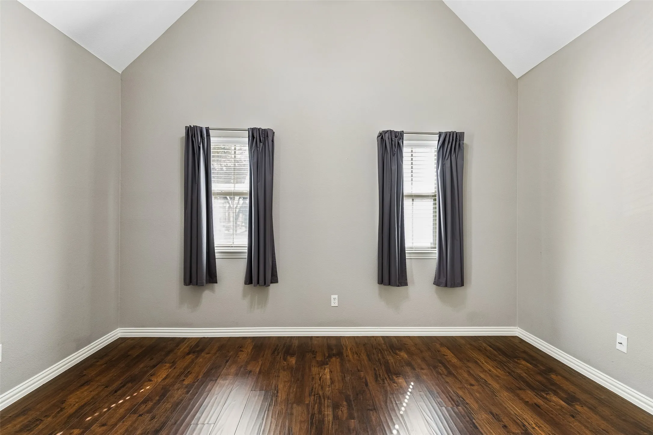 Townhouse For Sale in Collin County , 5500 Conch Train Road, Mc Kinney, Texas 75070, 3 Bedroom, 3 Bathroom, 2 Garage spaces, 1,558 Sqft, built in 2006, Preowned, mls#21206544, Real Estate Agent in Mc Kinney, Homes For Sale in Collin county, Homes For Sale in Mc Kinney, Realtor in Mc Kinney Texas, Real Estate Brokerage Independent Realty Texas, Luminita Cordes Realtor