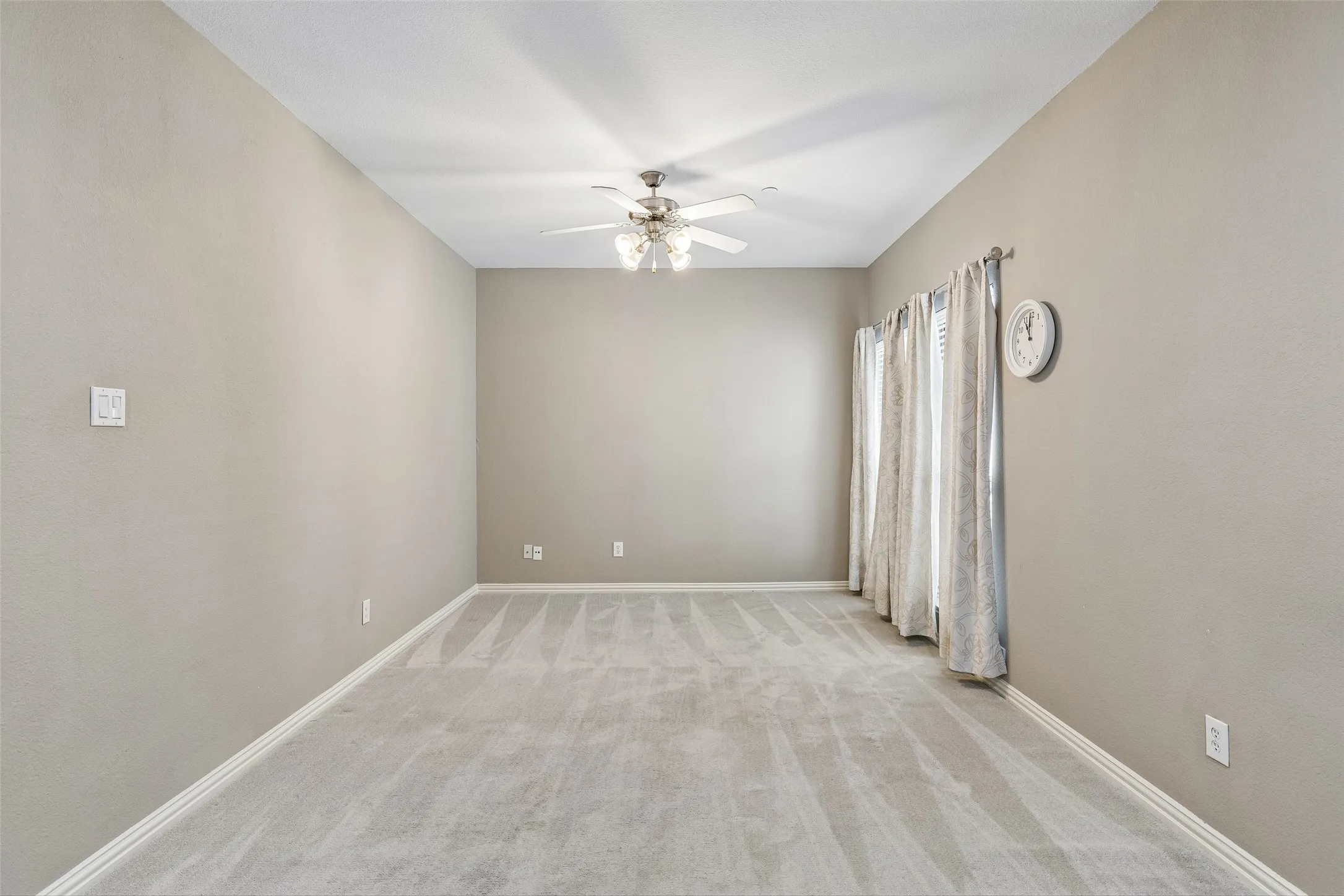 Townhouse For Sale in Collin County , 5500 Conch Train Road, Mc Kinney, Texas 75070, 3 Bedroom, 3 Bathroom, 2 Garage spaces, 1,558 Sqft, built in 2006, Preowned, mls#21206544, Real Estate Agent in Mc Kinney, Homes For Sale in Collin county, Homes For Sale in Mc Kinney, Realtor in Mc Kinney Texas, Real Estate Brokerage Independent Realty Texas, Luminita Cordes Realtor