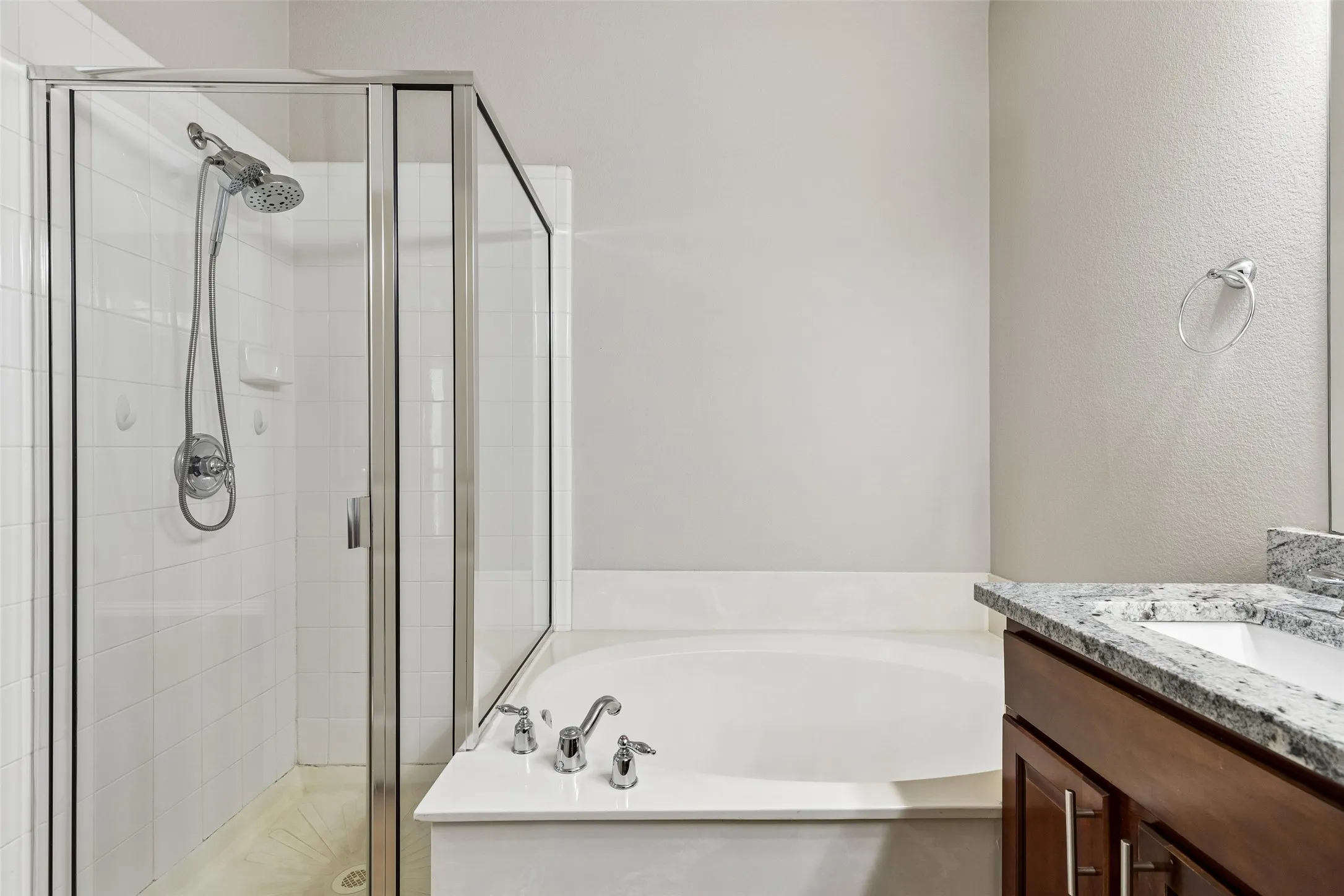 Townhouse For Sale in Collin County , 5500 Conch Train Road, Mc Kinney, Texas 75070, 3 Bedroom, 3 Bathroom, 2 Garage spaces, 1,558 Sqft, built in 2006, Preowned, mls#21206544, Real Estate Agent in Mc Kinney, Homes For Sale in Collin county, Homes For Sale in Mc Kinney, Realtor in Mc Kinney Texas, Real Estate Brokerage Independent Realty Texas, Luminita Cordes Realtor