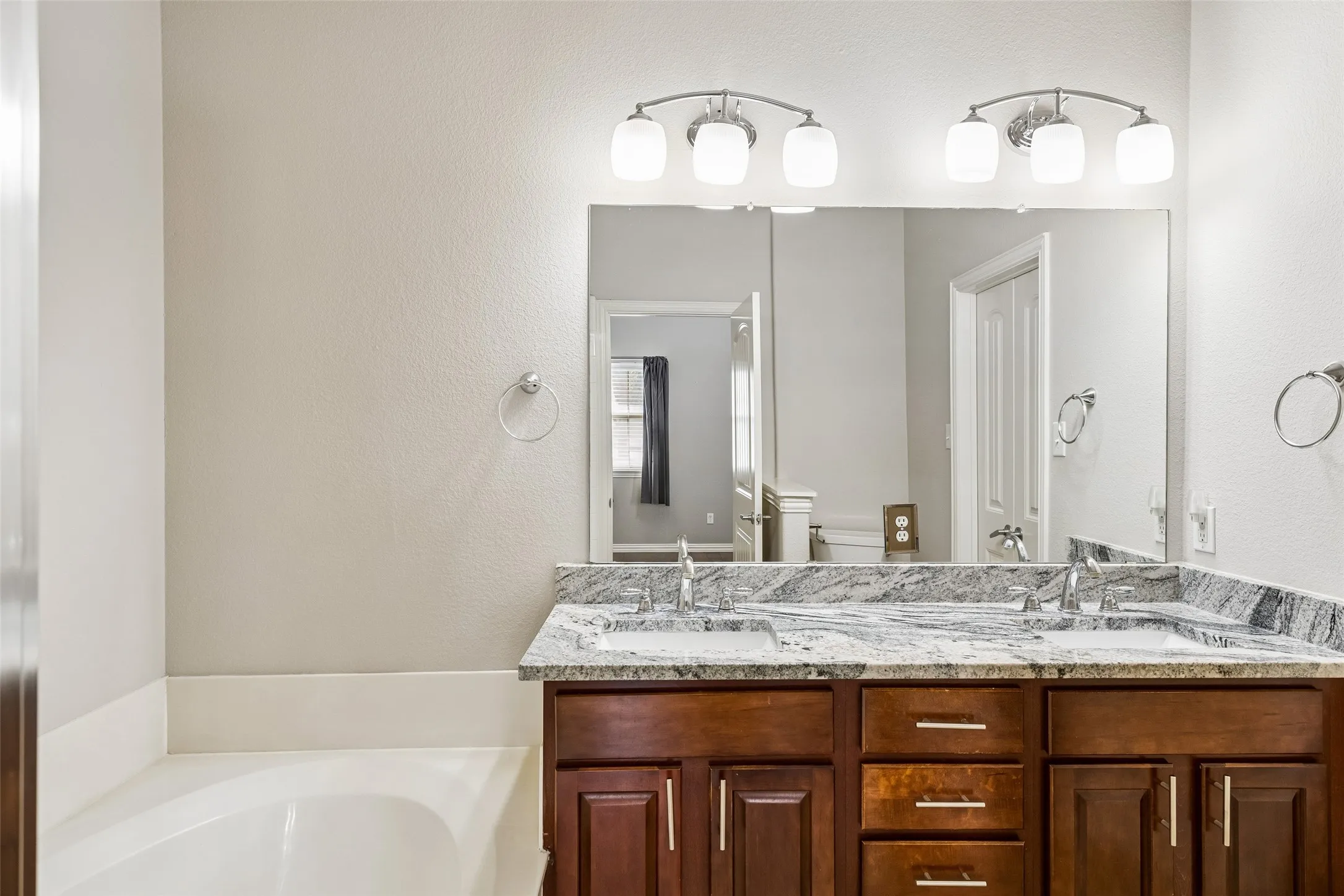 Townhouse For Sale in Collin County , 5500 Conch Train Road, Mc Kinney, Texas 75070, 3 Bedroom, 3 Bathroom, 2 Garage spaces, 1,558 Sqft, built in 2006, Preowned, mls#21206544, Real Estate Agent in Mc Kinney, Homes For Sale in Collin county, Homes For Sale in Mc Kinney, Realtor in Mc Kinney Texas, Real Estate Brokerage Independent Realty Texas, Luminita Cordes Realtor
