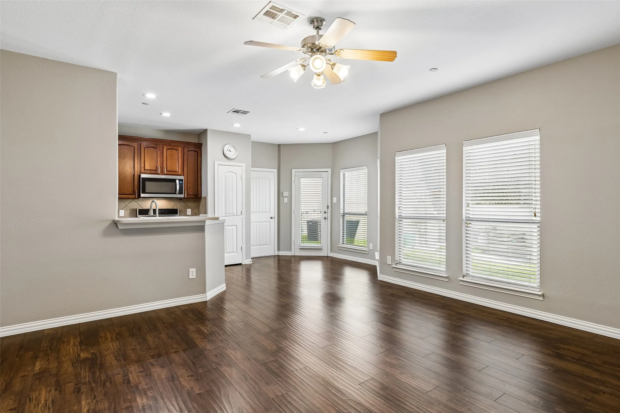 Townhouse For Sale in Collin County , 5500 Conch Train Road, Mc Kinney, Texas 75070, 3 Bedroom, 3 Bathroom, 2 Garage spaces, 1,558 Sqft, built in 2006, Preowned, mls#21206544, Real Estate Agent in Mc Kinney, Homes For Sale in Collin county, Homes For Sale in Mc Kinney, Realtor in Mc Kinney Texas, Real Estate Brokerage Independent Realty Texas, Luminita Cordes Realtor