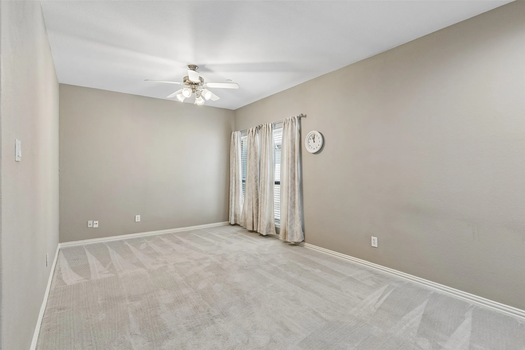 Townhouse For Sale in Collin County , 5500 Conch Train Road, Mc Kinney, Texas 75070, 3 Bedroom, 3 Bathroom, 2 Garage spaces, 1,558 Sqft, built in 2006, Preowned, mls#21206544, Real Estate Agent in Mc Kinney, Homes For Sale in Collin county, Homes For Sale in Mc Kinney, Realtor in Mc Kinney Texas, Real Estate Brokerage Independent Realty Texas, Luminita Cordes Realtor