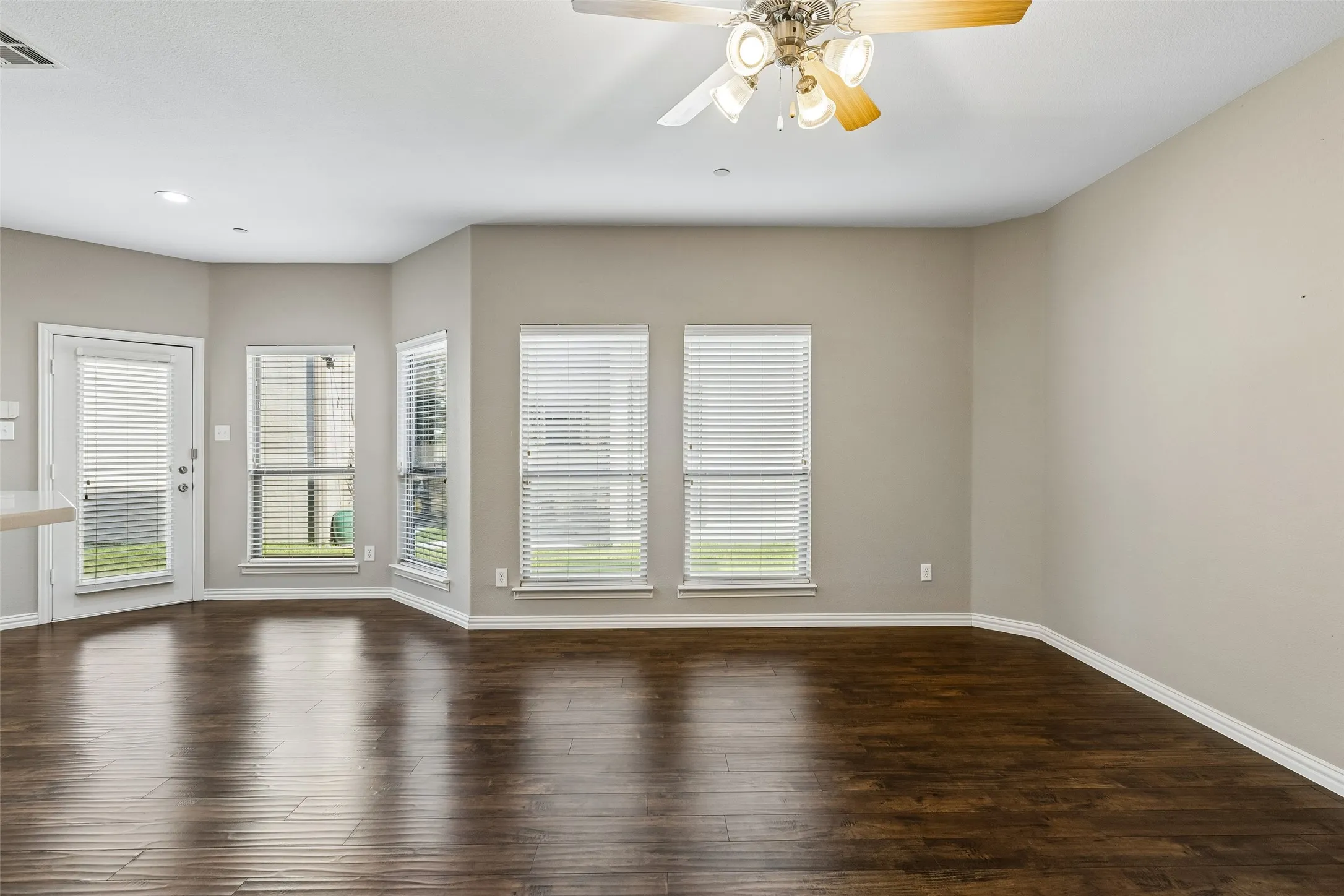 Townhouse For Sale in Collin County , 5500 Conch Train Road, Mc Kinney, Texas 75070, 3 Bedroom, 3 Bathroom, 2 Garage spaces, 1,558 Sqft, built in 2006, Preowned, mls#21206544, Real Estate Agent in Mc Kinney, Homes For Sale in Collin county, Homes For Sale in Mc Kinney, Realtor in Mc Kinney Texas, Real Estate Brokerage Independent Realty Texas, Luminita Cordes Realtor