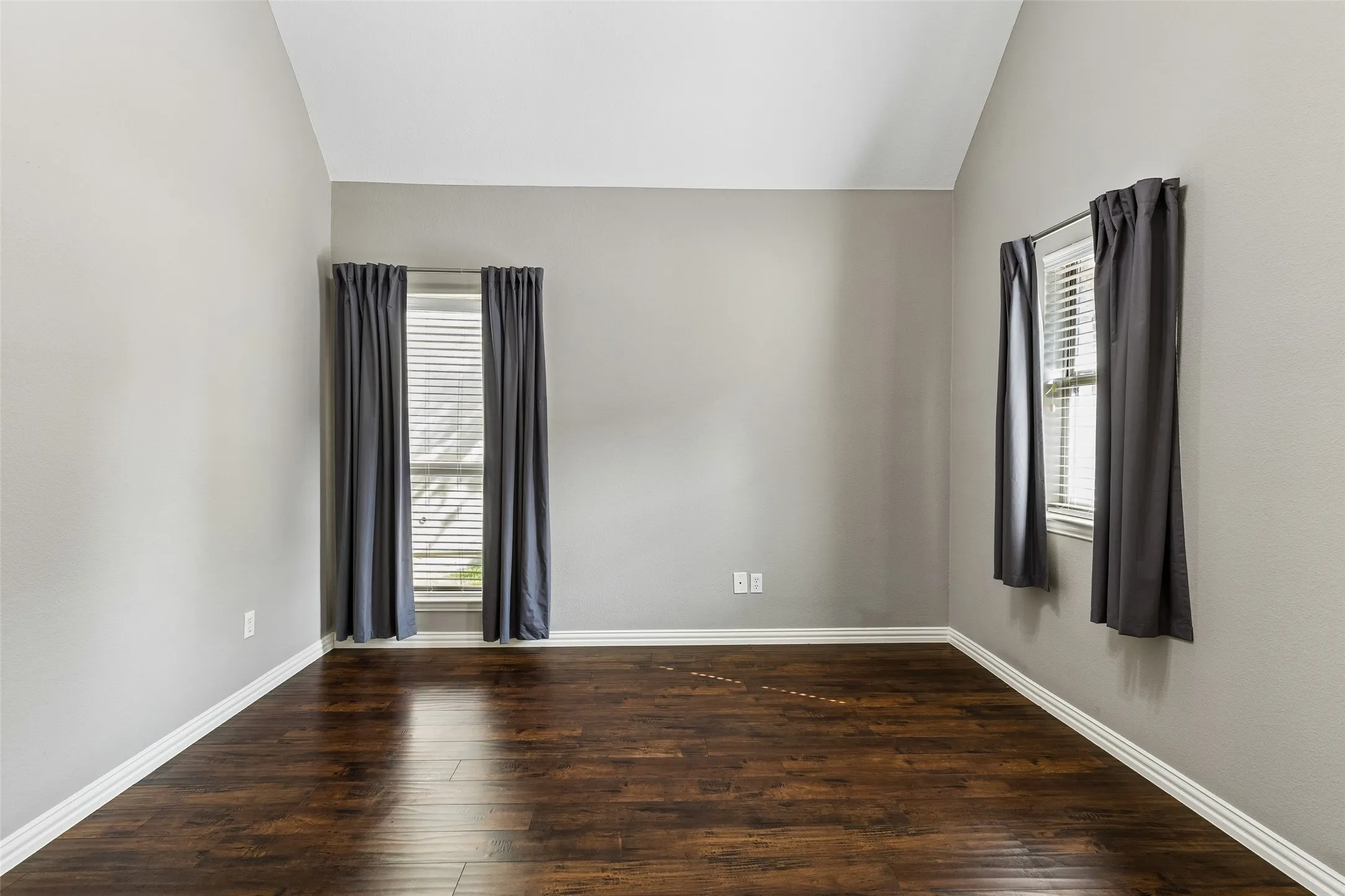 Townhouse For Sale in Collin County , 5500 Conch Train Road, Mc Kinney, Texas 75070, 3 Bedroom, 3 Bathroom, 2 Garage spaces, 1,558 Sqft, built in 2006, Preowned, mls#21206544, Real Estate Agent in Mc Kinney, Homes For Sale in Collin county, Homes For Sale in Mc Kinney, Realtor in Mc Kinney Texas, Real Estate Brokerage Independent Realty Texas, Luminita Cordes Realtor