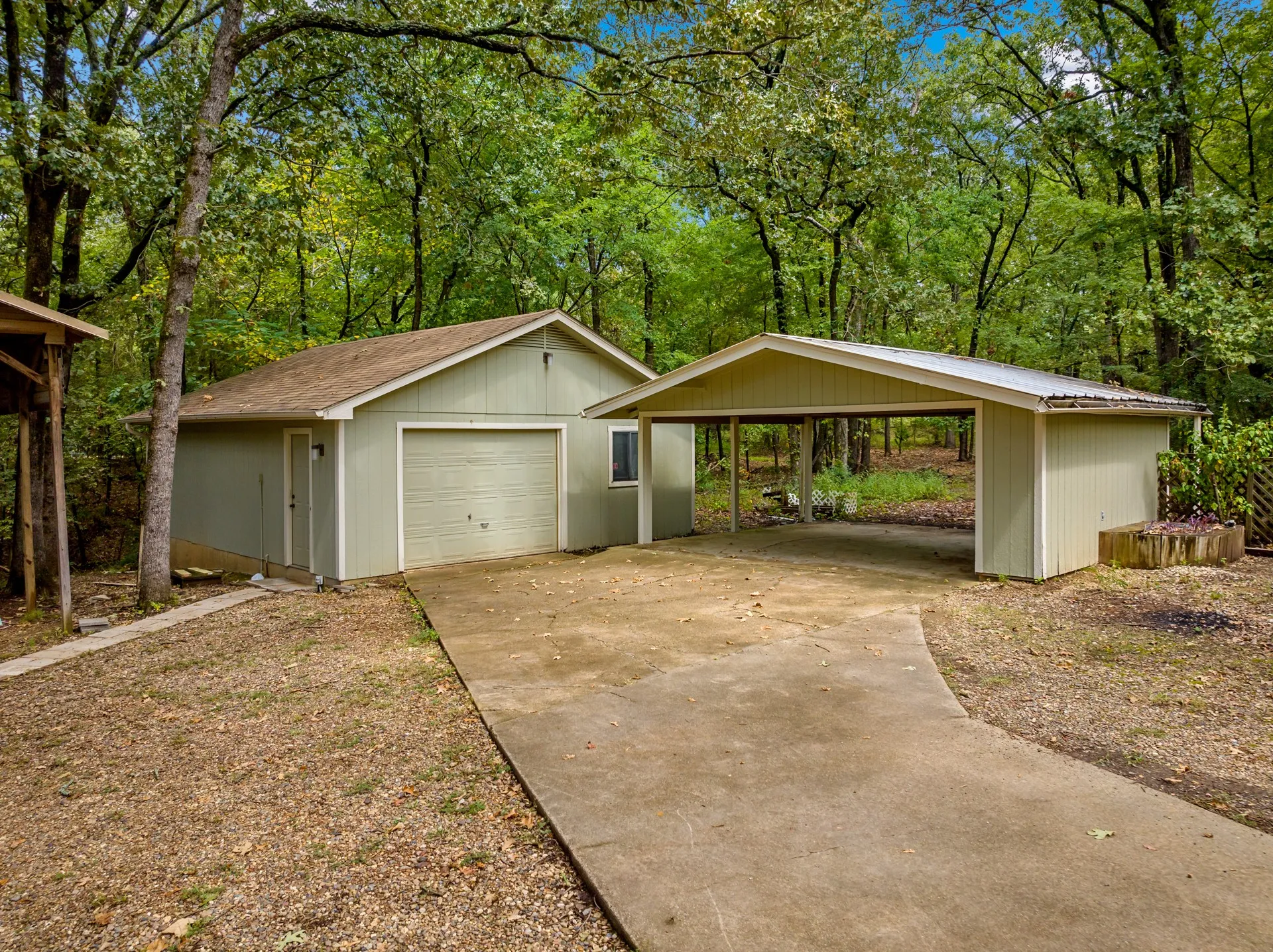 Single Family Residence For Sale in Camp County , 147 County Road 2608, Pittsburg, Texas 75686, 1 Bedroom, 1 Bathroom, 1 Garage spaces, 1,610 Sqft, built in 1992, Preowned, Price $349,000, mls#21214151, Real Estate Agent in Pittsburg, Homes For Sale in Camp county, Homes For Sale in Pittsburg, Realtor in Pittsburg Texas, Real Estate Brokerage Independent Realty Texas, Luminita Cordes Realtor