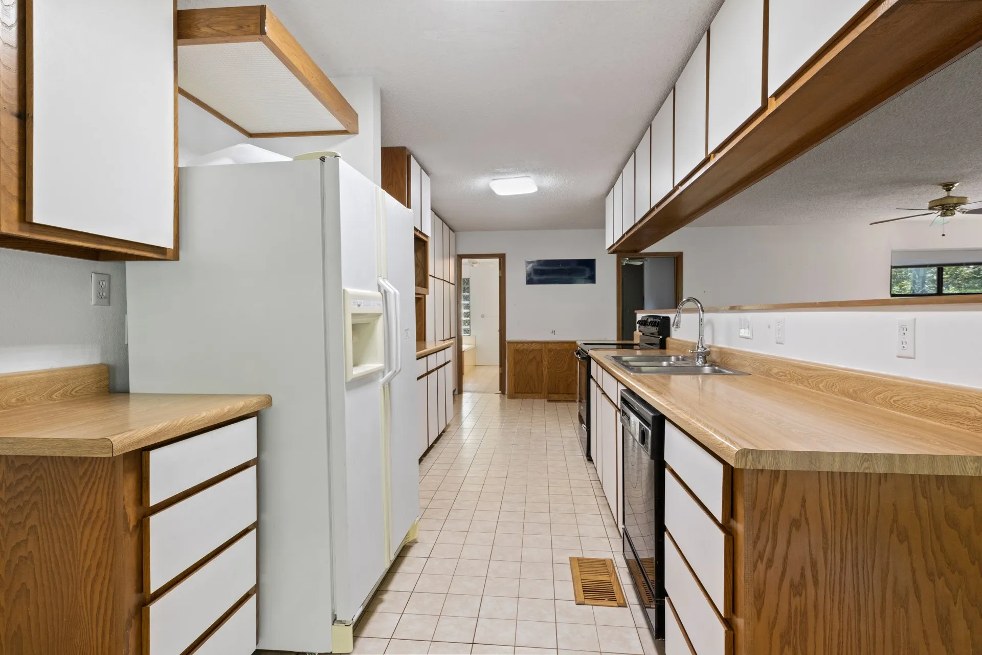 Single Family Residence For Sale in Camp County , 147 County Road 2608, Pittsburg, Texas 75686, 1 Bedroom, 1 Bathroom, 1 Garage spaces, 1,610 Sqft, built in 1992, Preowned, Price $349,000, mls#21214151, Real Estate Agent in Pittsburg, Homes For Sale in Camp county, Homes For Sale in Pittsburg, Realtor in Pittsburg Texas, Real Estate Brokerage Independent Realty Texas, Luminita Cordes Realtor