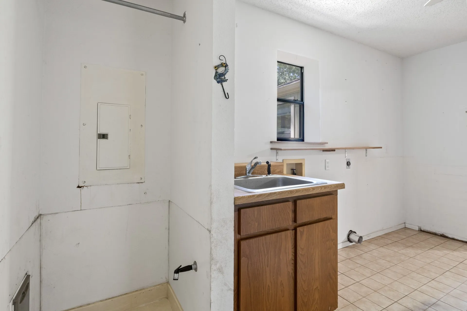 Single Family Residence For Sale in Camp County , 147 County Road 2608, Pittsburg, Texas 75686, 1 Bedroom, 1 Bathroom, 1 Garage spaces, 1,610 Sqft, built in 1992, Preowned, Price $349,000, mls#21214151, Real Estate Agent in Pittsburg, Homes For Sale in Camp county, Homes For Sale in Pittsburg, Realtor in Pittsburg Texas, Real Estate Brokerage Independent Realty Texas, Luminita Cordes Realtor