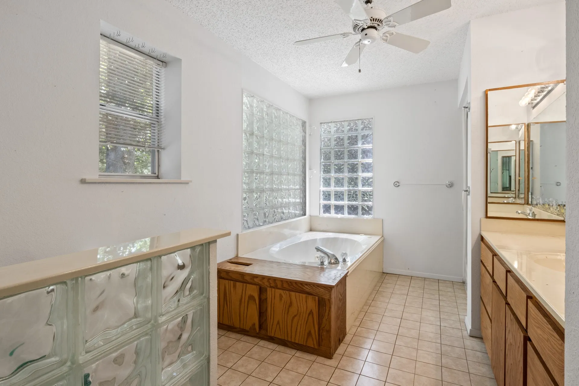 Single Family Residence For Sale in Camp County , 147 County Road 2608, Pittsburg, Texas 75686, 1 Bedroom, 1 Bathroom, 1 Garage spaces, 1,610 Sqft, built in 1992, Preowned, Price $349,000, mls#21214151, Real Estate Agent in Pittsburg, Homes For Sale in Camp county, Homes For Sale in Pittsburg, Realtor in Pittsburg Texas, Real Estate Brokerage Independent Realty Texas, Luminita Cordes Realtor