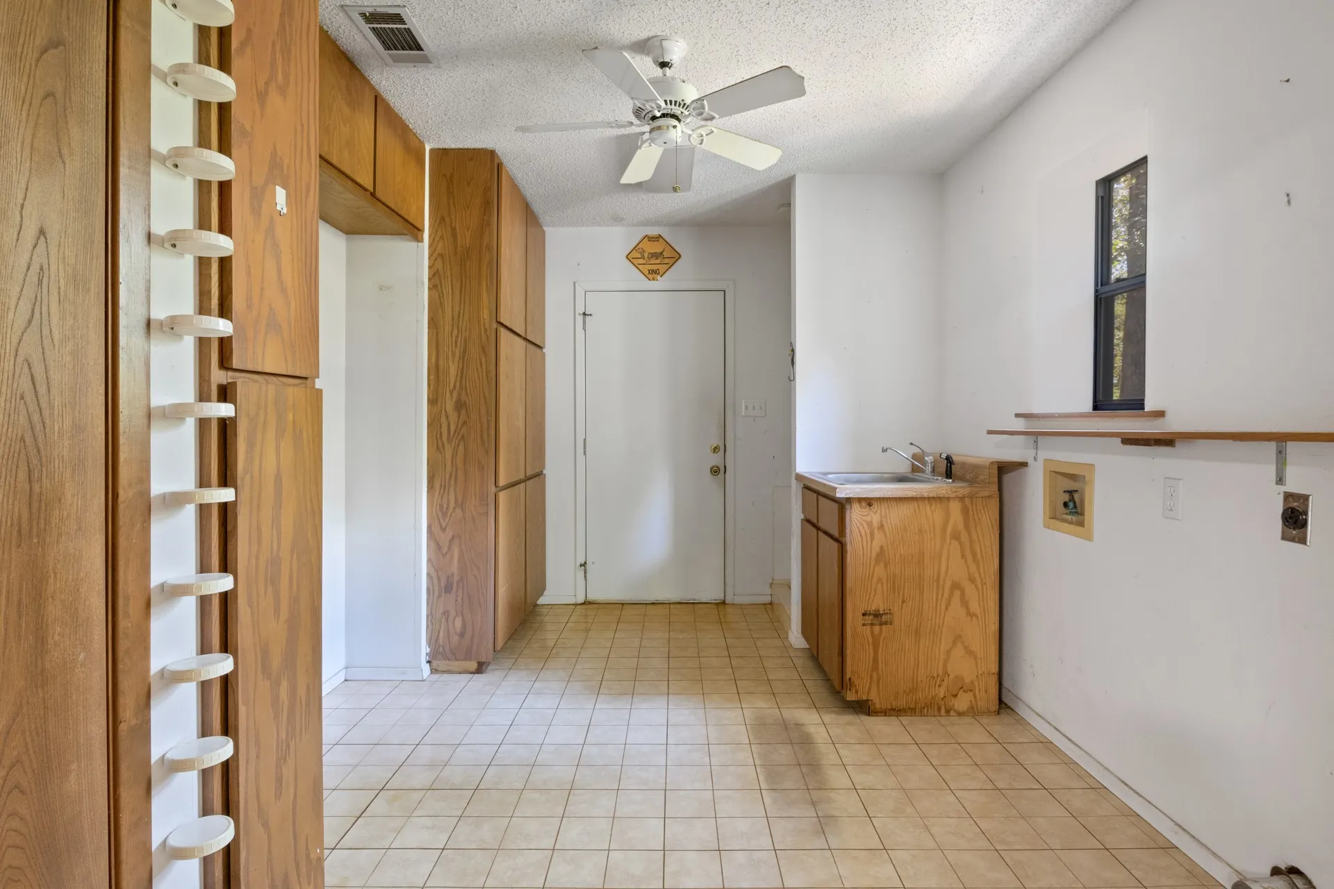 Single Family Residence For Sale in Camp County , 147 County Road 2608, Pittsburg, Texas 75686, 1 Bedroom, 1 Bathroom, 1 Garage spaces, 1,610 Sqft, built in 1992, Preowned, Price $349,000, mls#21214151, Real Estate Agent in Pittsburg, Homes For Sale in Camp county, Homes For Sale in Pittsburg, Realtor in Pittsburg Texas, Real Estate Brokerage Independent Realty Texas, Luminita Cordes Realtor