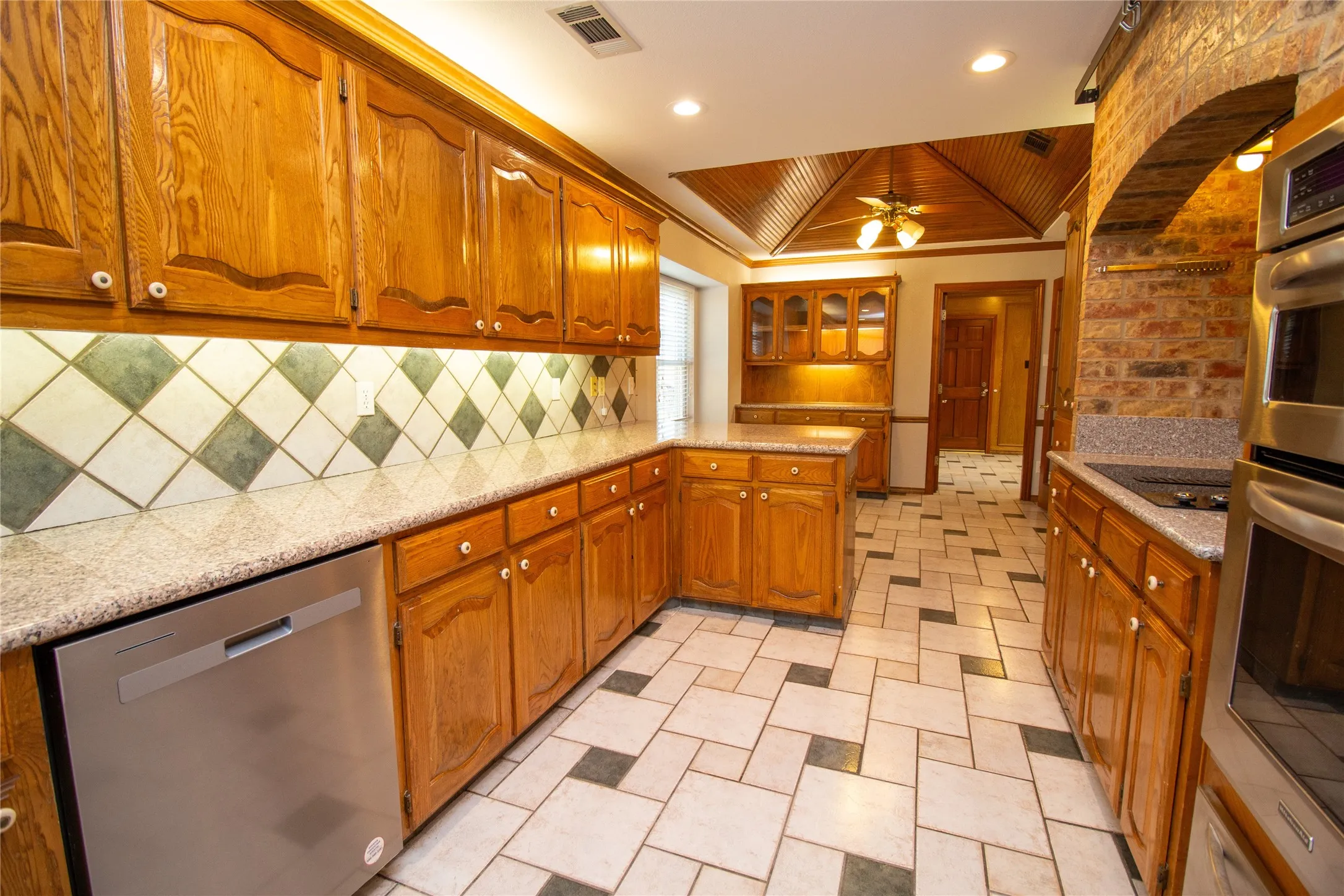 Single Family Residence For Sale in Dallas County , 2410 Radcliffe Drive, Rowlett, Texas 75088, 3 Bedroom, 3 Bathroom, 2 Garage spaces, 2,350 Sqft, built in 1985, mls#21195693, Real Estate Agent in Rowlett, Homes For Sale in Dallas county, Homes For Sale in Rowlett, Realtor in Rowlett Texas, Real Estate Brokerage Independent Realty Texas, Luminita Cordes Realtor