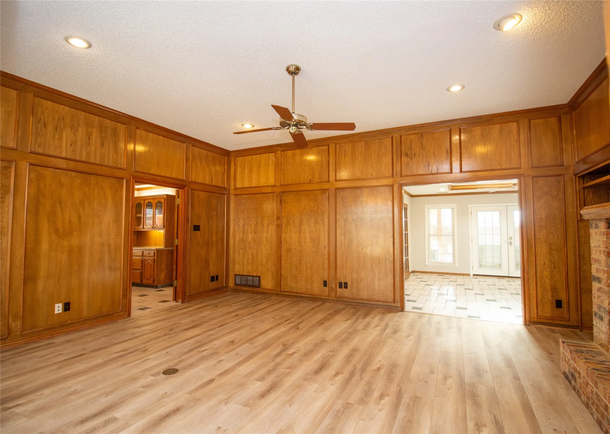 Single Family Residence For Sale in Dallas County , 2410 Radcliffe Drive, Rowlett, Texas 75088, 3 Bedroom, 3 Bathroom, 2 Garage spaces, 2,350 Sqft, built in 1985, mls#21195693, Real Estate Agent in Rowlett, Homes For Sale in Dallas county, Homes For Sale in Rowlett, Realtor in Rowlett Texas, Real Estate Brokerage Independent Realty Texas, Luminita Cordes Realtor