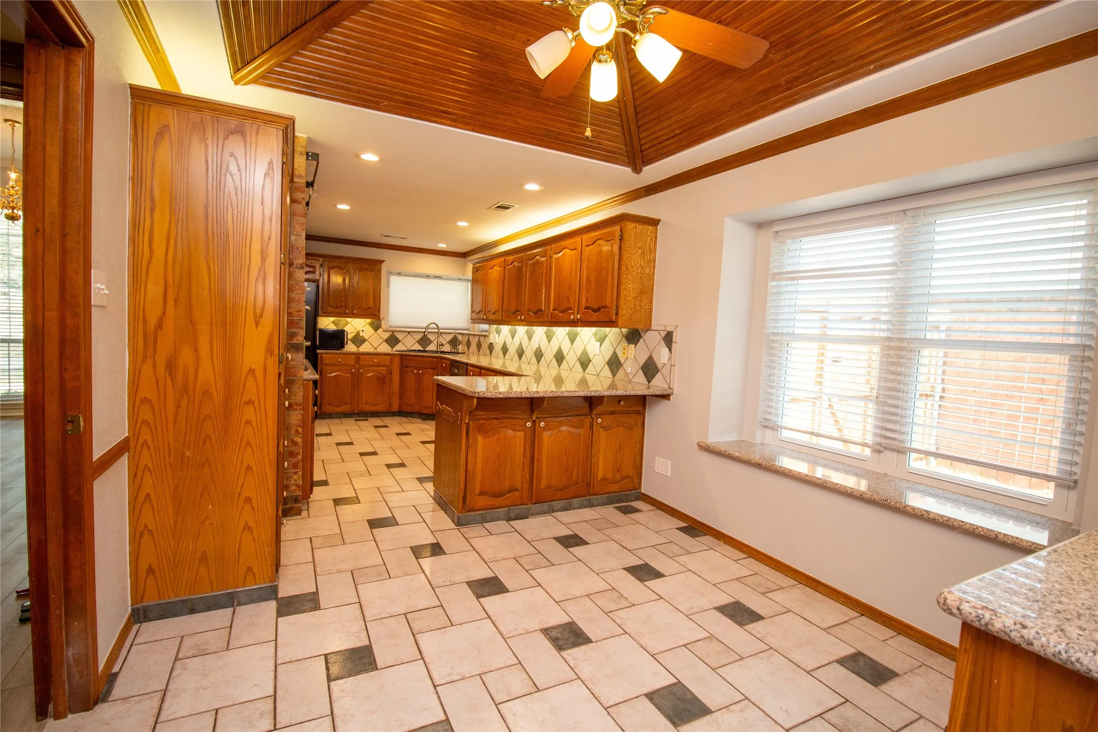 Single Family Residence For Sale in Dallas County , 2410 Radcliffe Drive, Rowlett, Texas 75088, 3 Bedroom, 3 Bathroom, 2 Garage spaces, 2,350 Sqft, built in 1985, mls#21195693, Real Estate Agent in Rowlett, Homes For Sale in Dallas county, Homes For Sale in Rowlett, Realtor in Rowlett Texas, Real Estate Brokerage Independent Realty Texas, Luminita Cordes Realtor