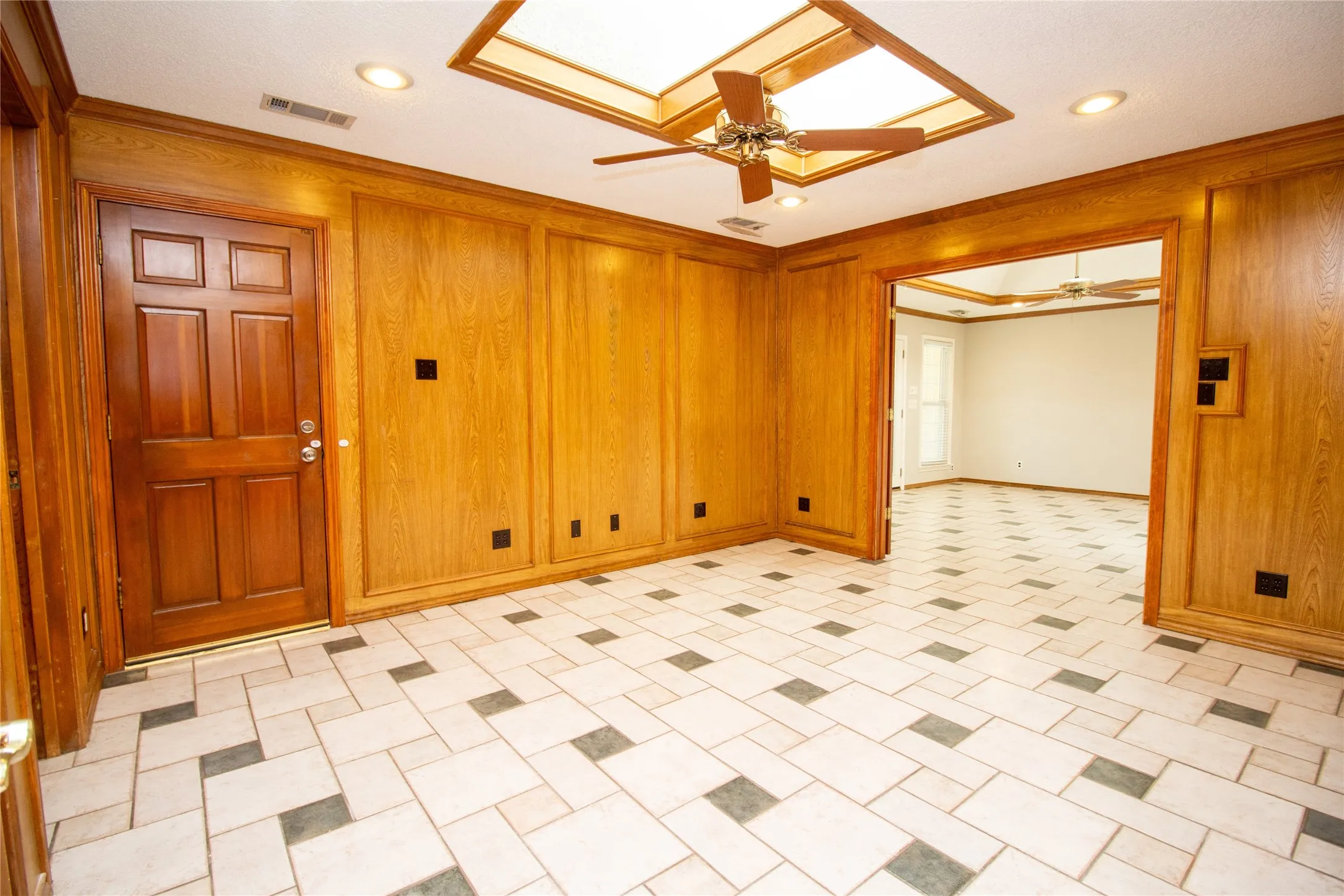 Single Family Residence For Sale in Dallas County , 2410 Radcliffe Drive, Rowlett, Texas 75088, 3 Bedroom, 3 Bathroom, 2 Garage spaces, 2,350 Sqft, built in 1985, mls#21195693, Real Estate Agent in Rowlett, Homes For Sale in Dallas county, Homes For Sale in Rowlett, Realtor in Rowlett Texas, Real Estate Brokerage Independent Realty Texas, Luminita Cordes Realtor