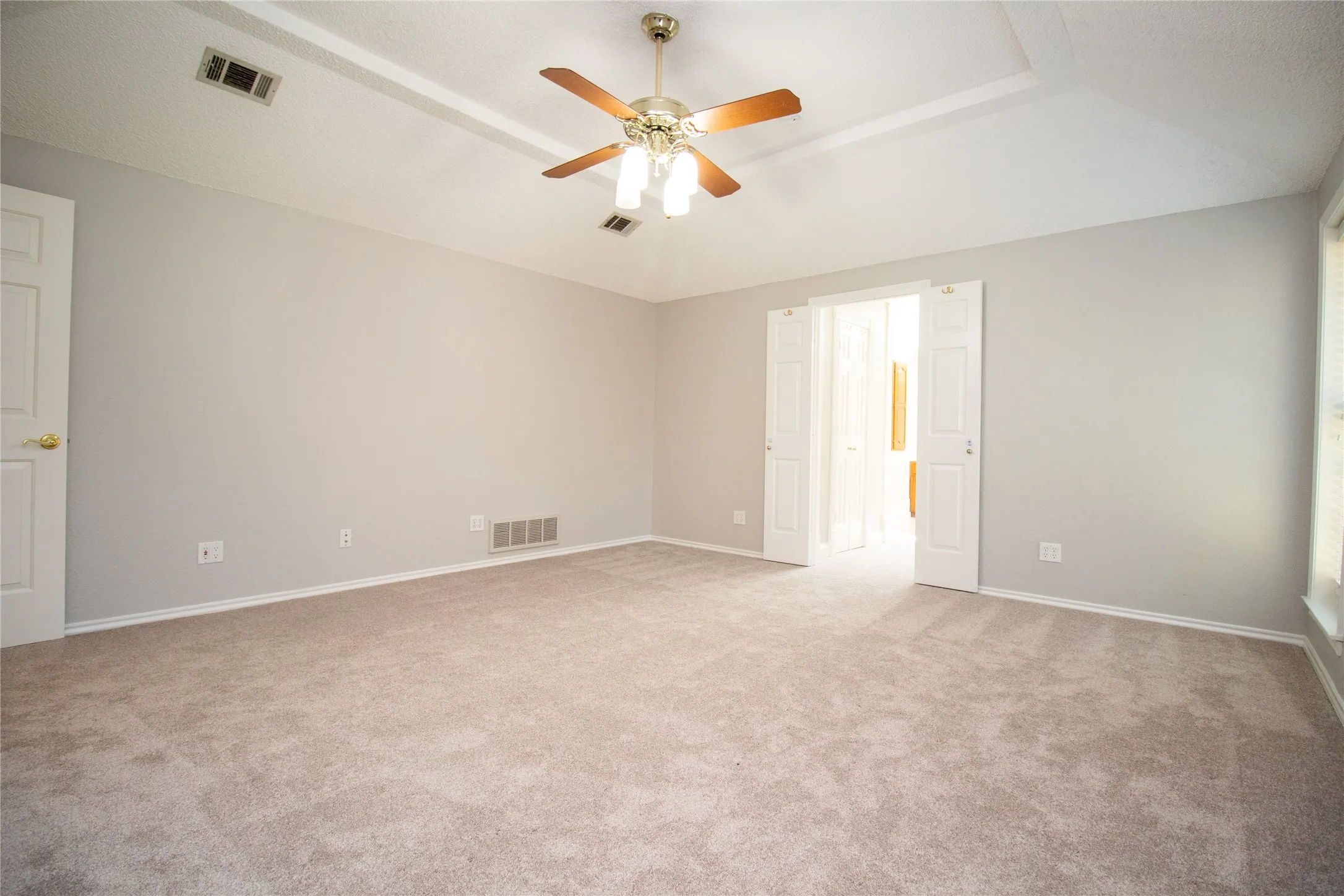 Single Family Residence For Sale in Dallas County , 2410 Radcliffe Drive, Rowlett, Texas 75088, 3 Bedroom, 3 Bathroom, 2 Garage spaces, 2,350 Sqft, built in 1985, mls#21195693, Real Estate Agent in Rowlett, Homes For Sale in Dallas county, Homes For Sale in Rowlett, Realtor in Rowlett Texas, Real Estate Brokerage Independent Realty Texas, Luminita Cordes Realtor
