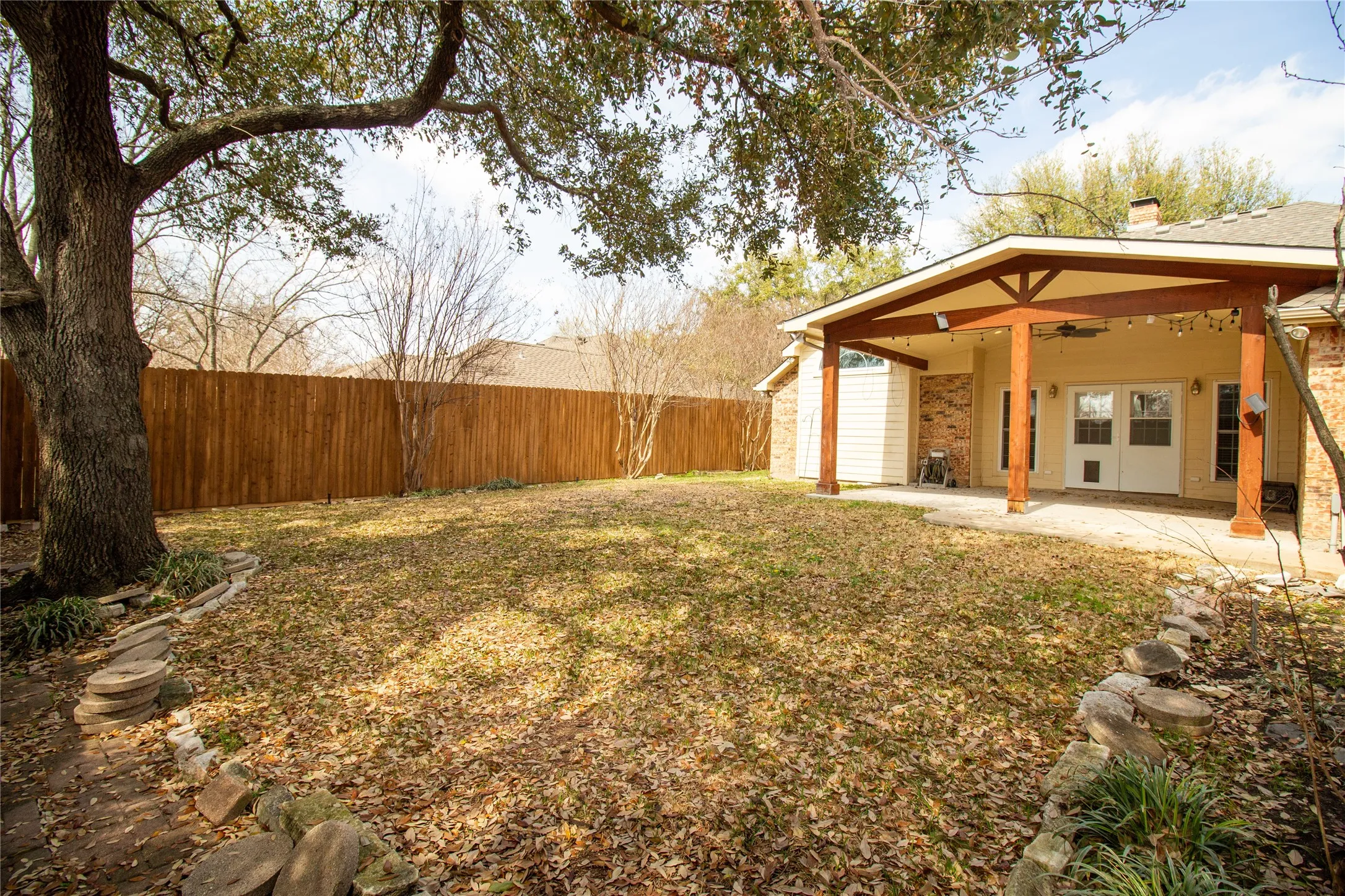 Single Family Residence For Sale in Dallas County , 2410 Radcliffe Drive, Rowlett, Texas 75088, 3 Bedroom, 3 Bathroom, 2 Garage spaces, 2,350 Sqft, built in 1985, mls#21195693, Real Estate Agent in Rowlett, Homes For Sale in Dallas county, Homes For Sale in Rowlett, Realtor in Rowlett Texas, Real Estate Brokerage Independent Realty Texas, Luminita Cordes Realtor