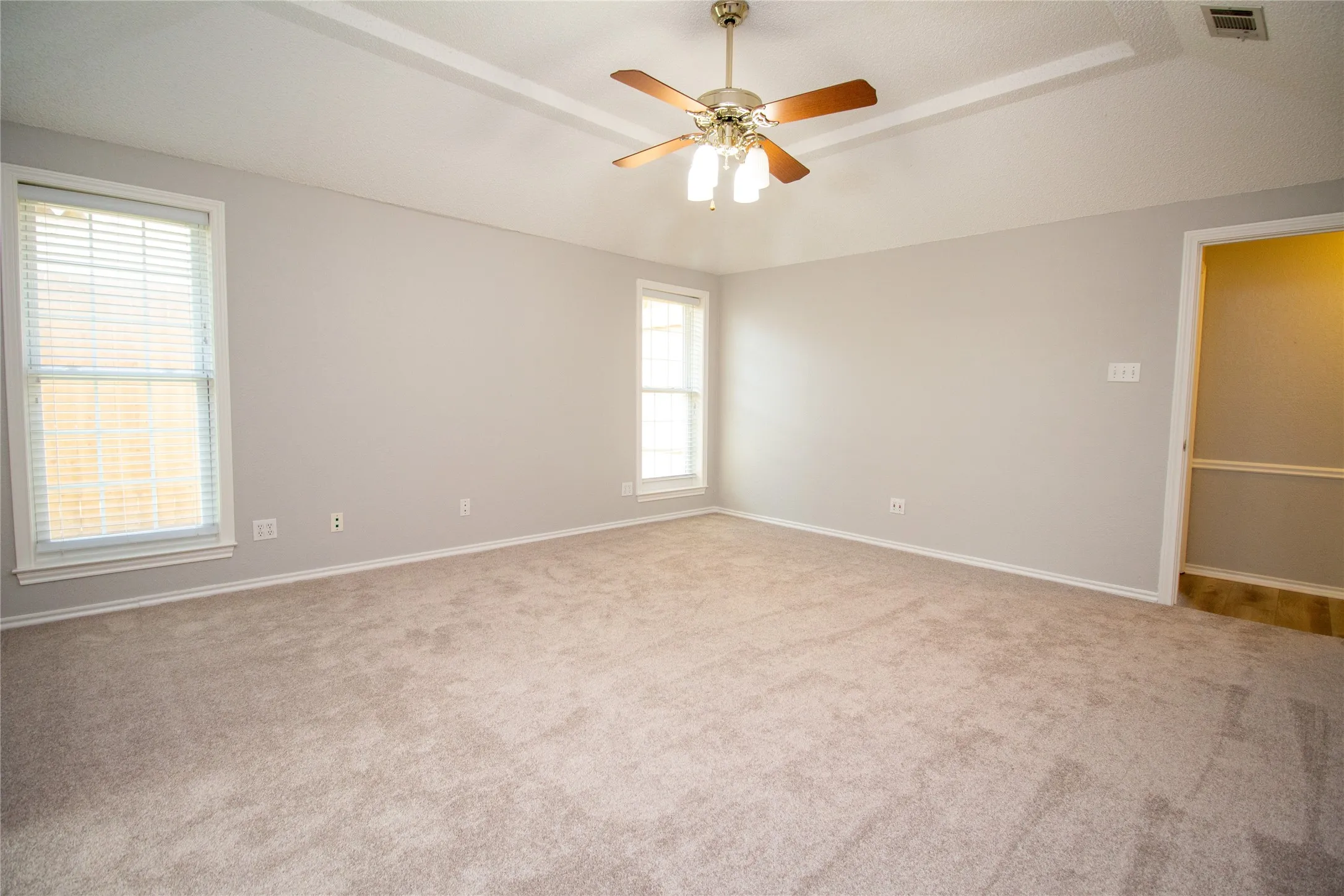 Single Family Residence For Sale in Dallas County , 2410 Radcliffe Drive, Rowlett, Texas 75088, 3 Bedroom, 3 Bathroom, 2 Garage spaces, 2,350 Sqft, built in 1985, mls#21195693, Real Estate Agent in Rowlett, Homes For Sale in Dallas county, Homes For Sale in Rowlett, Realtor in Rowlett Texas, Real Estate Brokerage Independent Realty Texas, Luminita Cordes Realtor