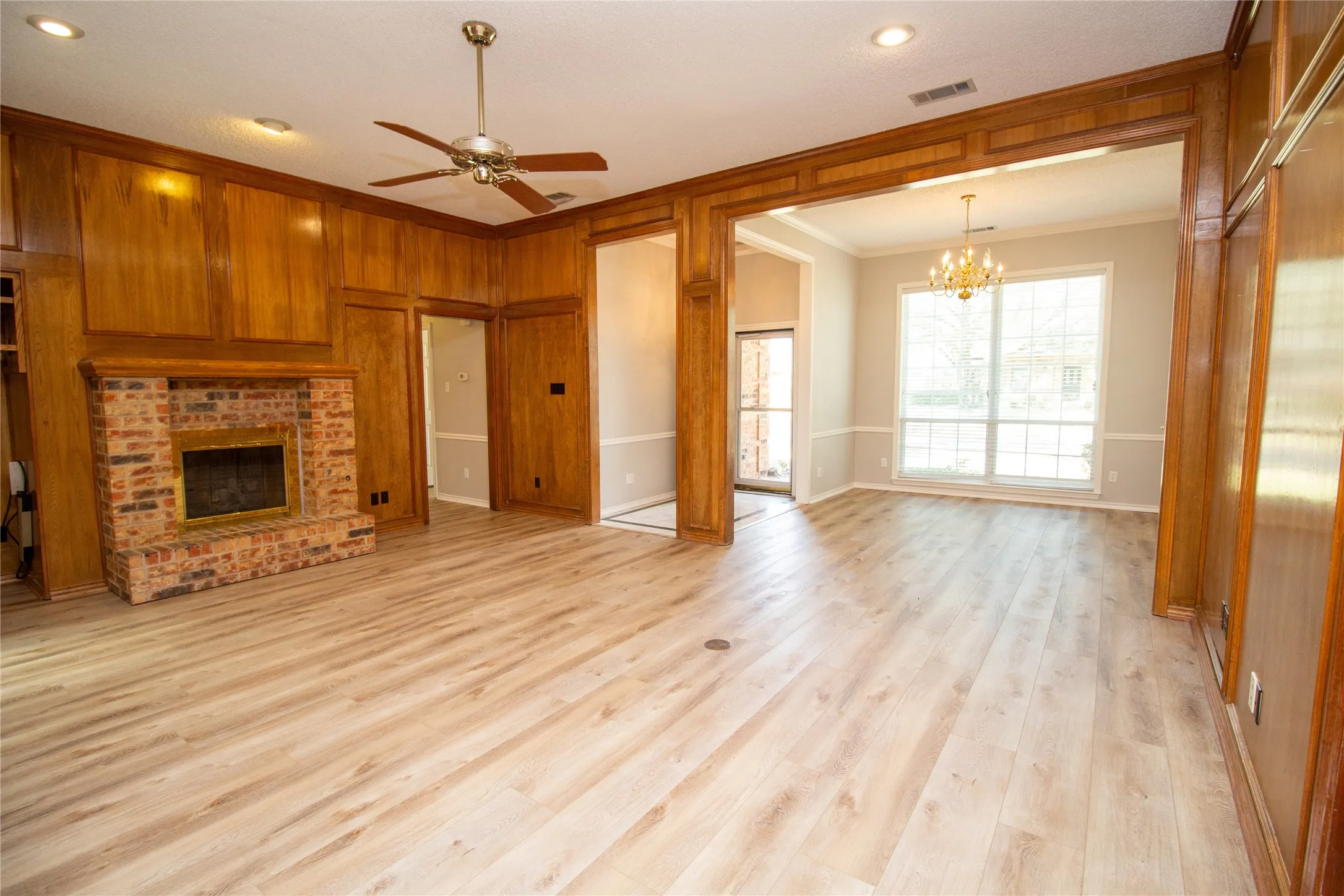 Single Family Residence For Sale in Dallas County , 2410 Radcliffe Drive, Rowlett, Texas 75088, 3 Bedroom, 3 Bathroom, 2 Garage spaces, 2,350 Sqft, built in 1985, mls#21195693, Real Estate Agent in Rowlett, Homes For Sale in Dallas county, Homes For Sale in Rowlett, Realtor in Rowlett Texas, Real Estate Brokerage Independent Realty Texas, Luminita Cordes Realtor