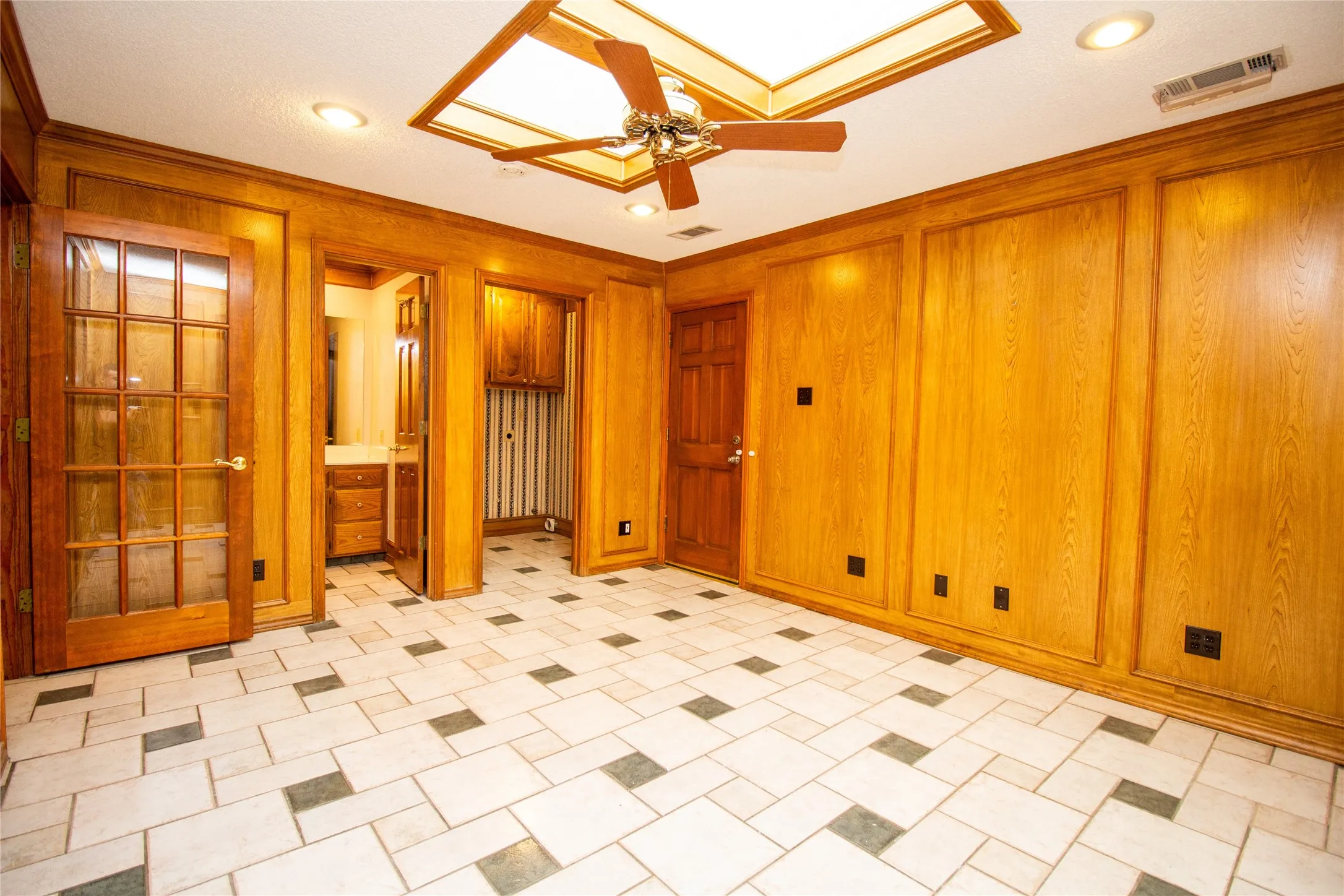 Single Family Residence For Sale in Dallas County , 2410 Radcliffe Drive, Rowlett, Texas 75088, 3 Bedroom, 3 Bathroom, 2 Garage spaces, 2,350 Sqft, built in 1985, mls#21195693, Real Estate Agent in Rowlett, Homes For Sale in Dallas county, Homes For Sale in Rowlett, Realtor in Rowlett Texas, Real Estate Brokerage Independent Realty Texas, Luminita Cordes Realtor