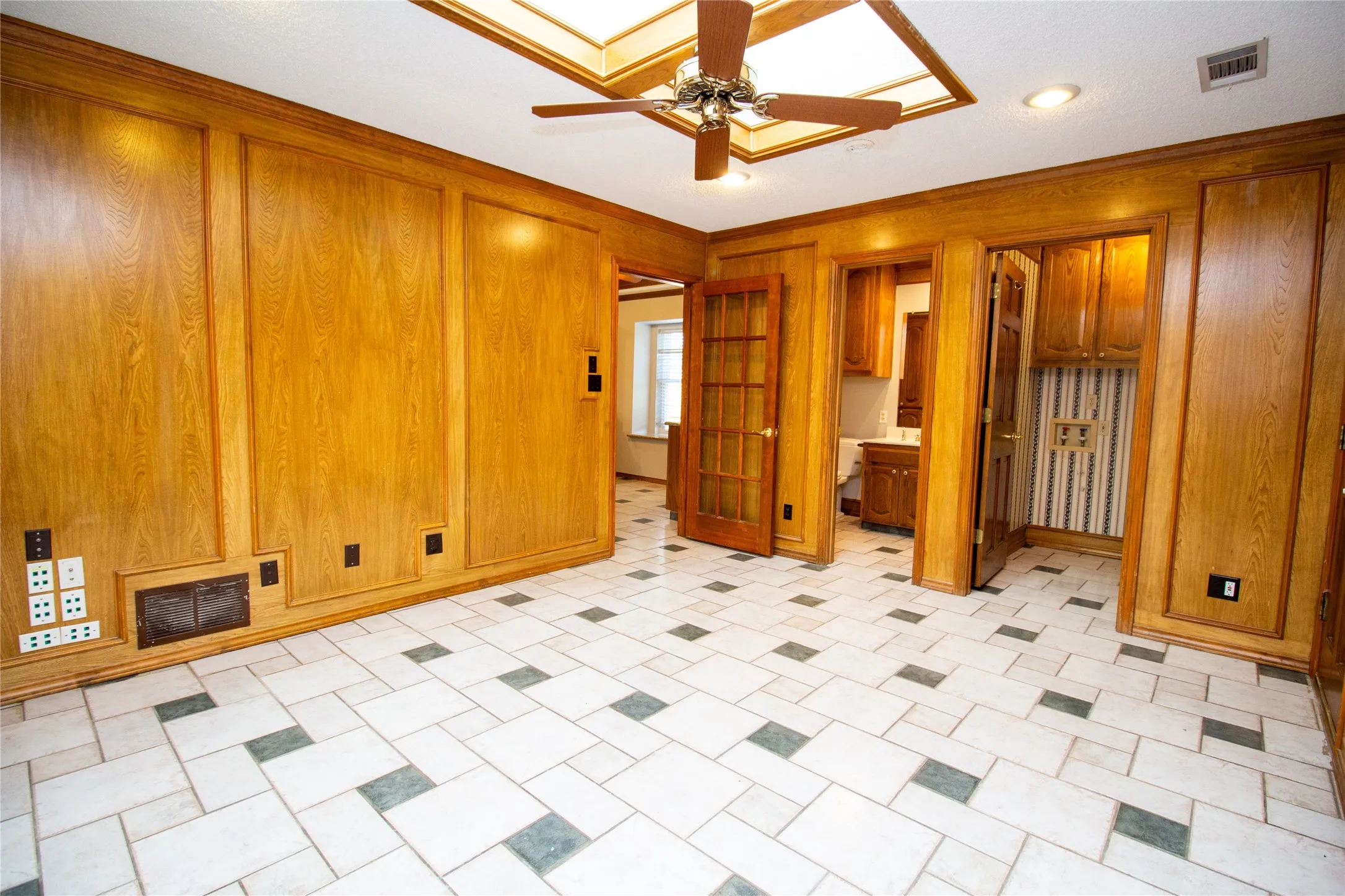 Single Family Residence For Sale in Dallas County , 2410 Radcliffe Drive, Rowlett, Texas 75088, 3 Bedroom, 3 Bathroom, 2 Garage spaces, 2,350 Sqft, built in 1985, mls#21195693, Real Estate Agent in Rowlett, Homes For Sale in Dallas county, Homes For Sale in Rowlett, Realtor in Rowlett Texas, Real Estate Brokerage Independent Realty Texas, Luminita Cordes Realtor