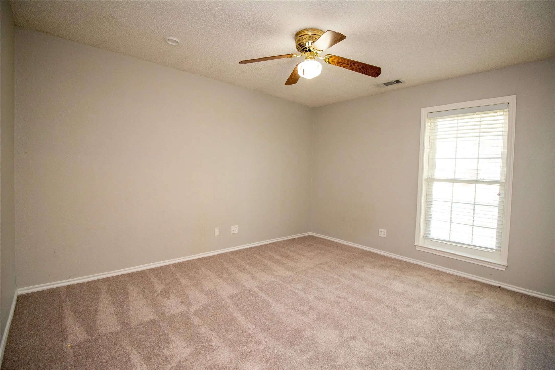 Single Family Residence For Sale in Dallas County , 2410 Radcliffe Drive, Rowlett, Texas 75088, 3 Bedroom, 3 Bathroom, 2 Garage spaces, 2,350 Sqft, built in 1985, mls#21195693, Real Estate Agent in Rowlett, Homes For Sale in Dallas county, Homes For Sale in Rowlett, Realtor in Rowlett Texas, Real Estate Brokerage Independent Realty Texas, Luminita Cordes Realtor