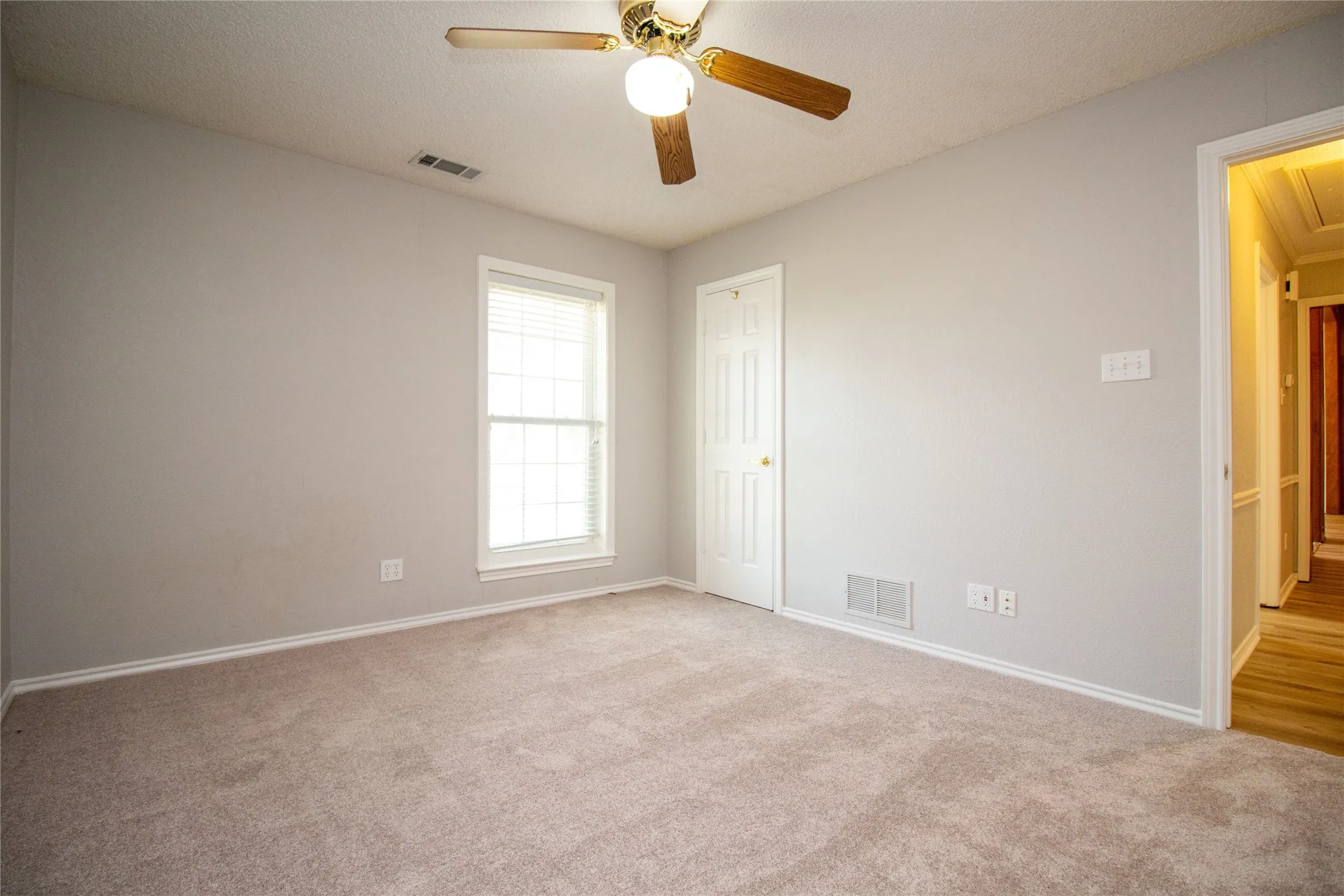 Single Family Residence For Sale in Dallas County , 2410 Radcliffe Drive, Rowlett, Texas 75088, 3 Bedroom, 3 Bathroom, 2 Garage spaces, 2,350 Sqft, built in 1985, mls#21195693, Real Estate Agent in Rowlett, Homes For Sale in Dallas county, Homes For Sale in Rowlett, Realtor in Rowlett Texas, Real Estate Brokerage Independent Realty Texas, Luminita Cordes Realtor