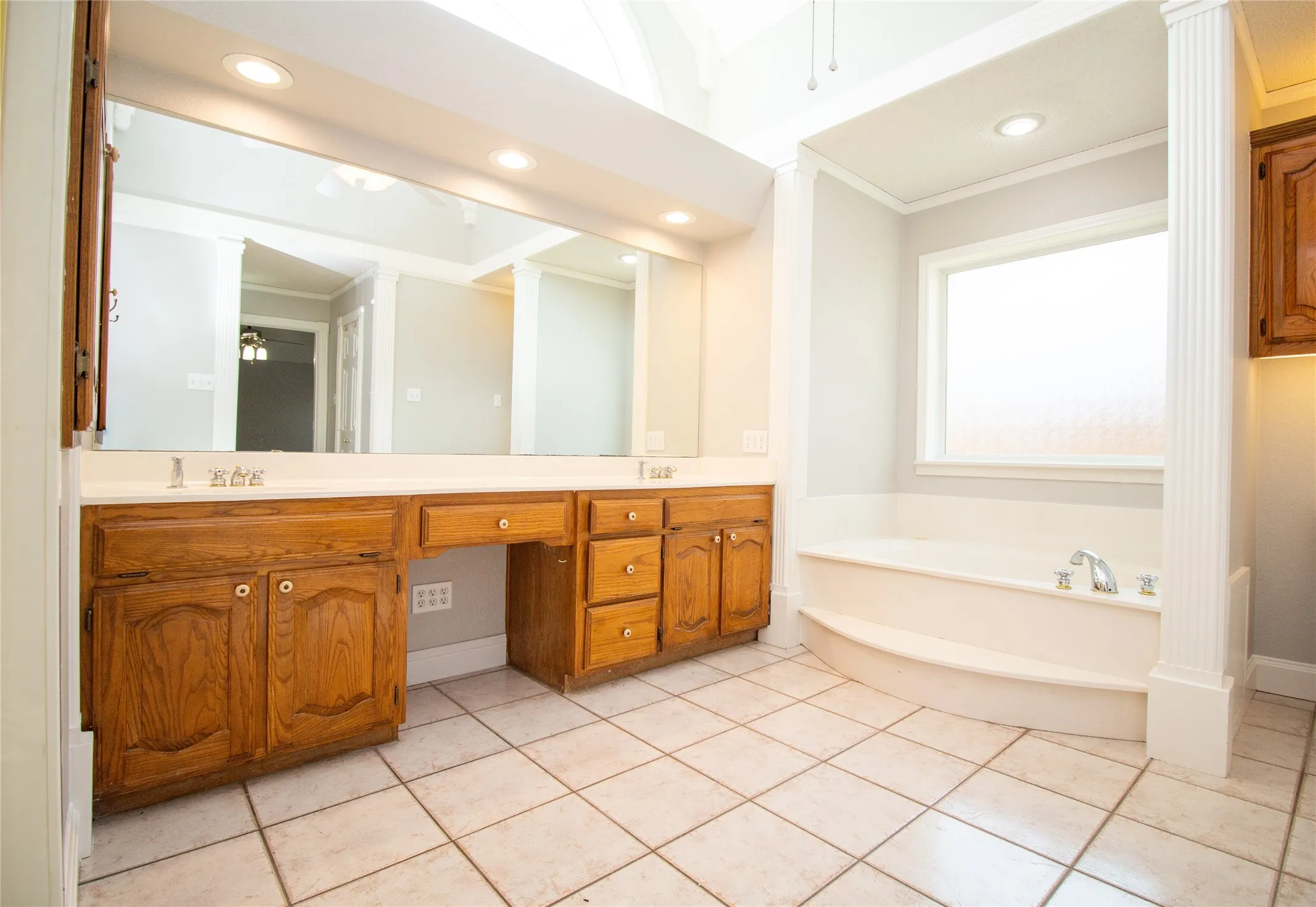 Single Family Residence For Sale in Dallas County , 2410 Radcliffe Drive, Rowlett, Texas 75088, 3 Bedroom, 3 Bathroom, 2 Garage spaces, 2,350 Sqft, built in 1985, mls#21195693, Real Estate Agent in Rowlett, Homes For Sale in Dallas county, Homes For Sale in Rowlett, Realtor in Rowlett Texas, Real Estate Brokerage Independent Realty Texas, Luminita Cordes Realtor