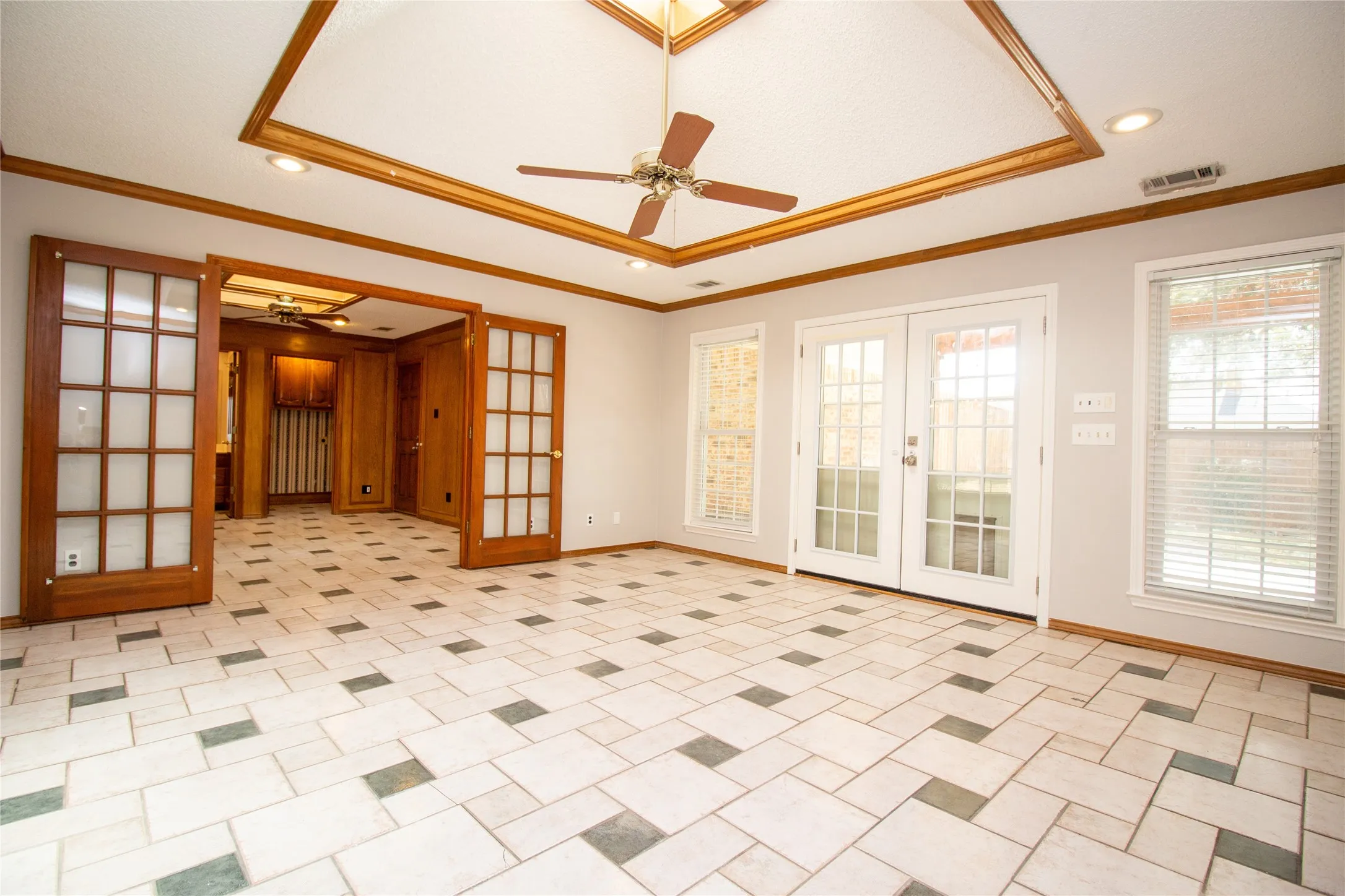 Single Family Residence For Sale in Dallas County , 2410 Radcliffe Drive, Rowlett, Texas 75088, 3 Bedroom, 3 Bathroom, 2 Garage spaces, 2,350 Sqft, built in 1985, mls#21195693, Real Estate Agent in Rowlett, Homes For Sale in Dallas county, Homes For Sale in Rowlett, Realtor in Rowlett Texas, Real Estate Brokerage Independent Realty Texas, Luminita Cordes Realtor