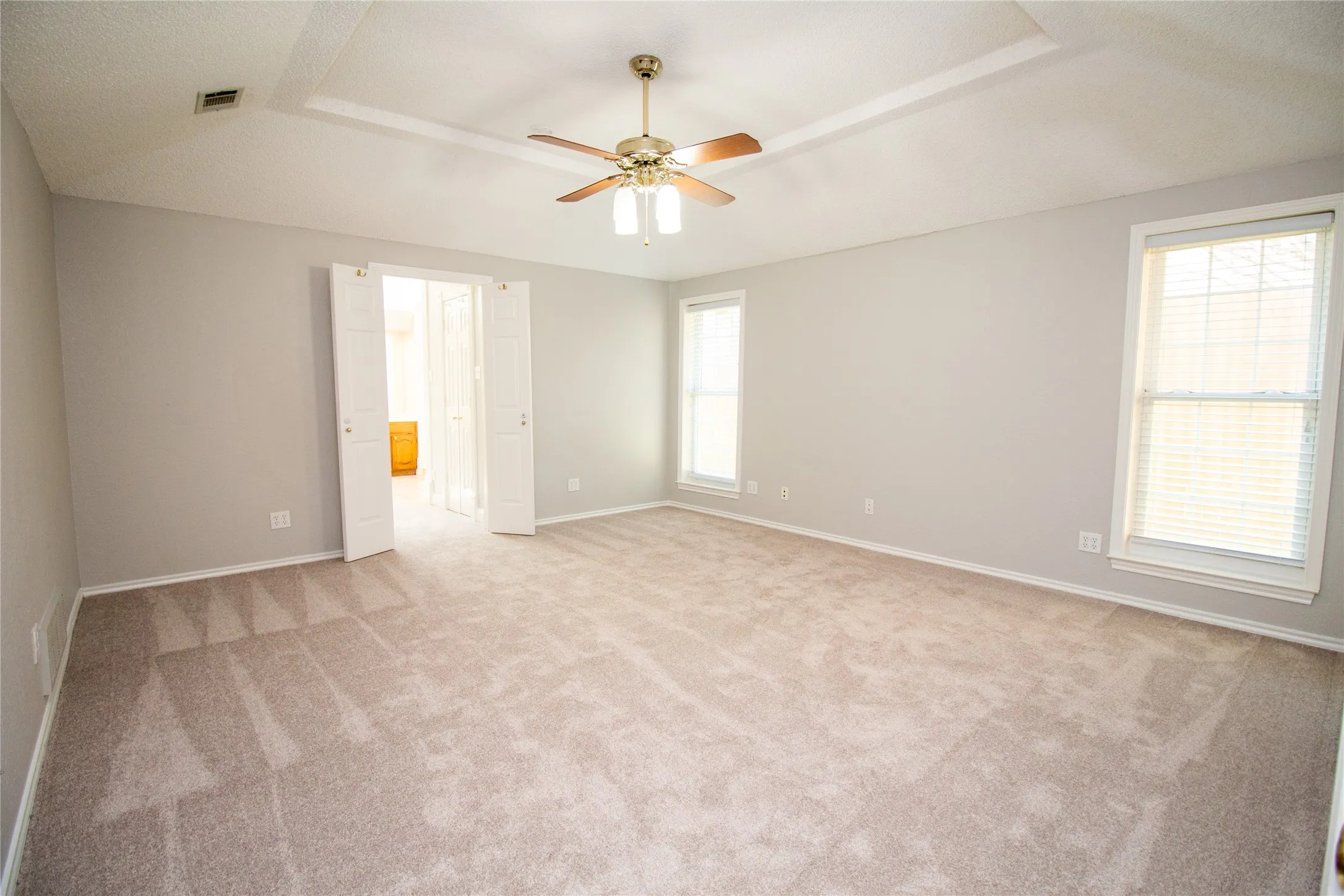 Single Family Residence For Sale in Dallas County , 2410 Radcliffe Drive, Rowlett, Texas 75088, 3 Bedroom, 3 Bathroom, 2 Garage spaces, 2,350 Sqft, built in 1985, mls#21195693, Real Estate Agent in Rowlett, Homes For Sale in Dallas county, Homes For Sale in Rowlett, Realtor in Rowlett Texas, Real Estate Brokerage Independent Realty Texas, Luminita Cordes Realtor