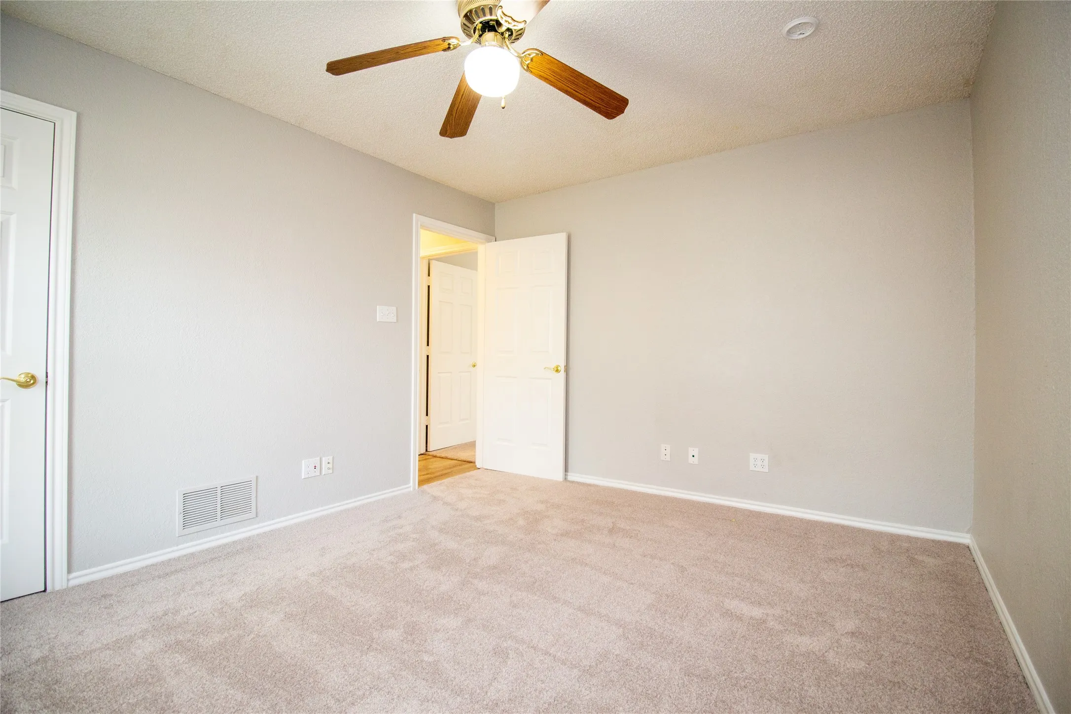 Single Family Residence For Sale in Dallas County , 2410 Radcliffe Drive, Rowlett, Texas 75088, 3 Bedroom, 3 Bathroom, 2 Garage spaces, 2,350 Sqft, built in 1985, mls#21195693, Real Estate Agent in Rowlett, Homes For Sale in Dallas county, Homes For Sale in Rowlett, Realtor in Rowlett Texas, Real Estate Brokerage Independent Realty Texas, Luminita Cordes Realtor