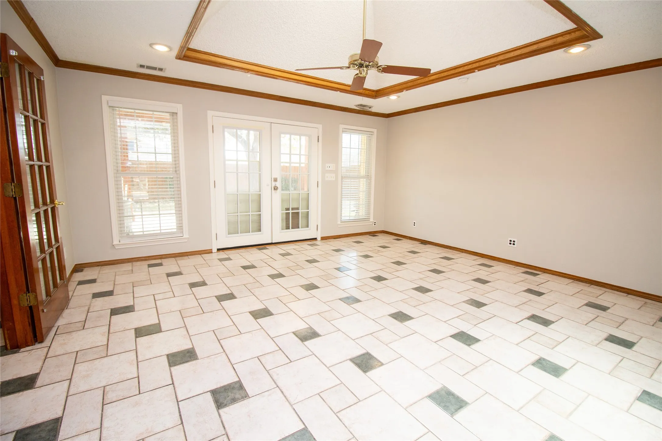 Single Family Residence For Sale in Dallas County , 2410 Radcliffe Drive, Rowlett, Texas 75088, 3 Bedroom, 3 Bathroom, 2 Garage spaces, 2,350 Sqft, built in 1985, mls#21195693, Real Estate Agent in Rowlett, Homes For Sale in Dallas county, Homes For Sale in Rowlett, Realtor in Rowlett Texas, Real Estate Brokerage Independent Realty Texas, Luminita Cordes Realtor