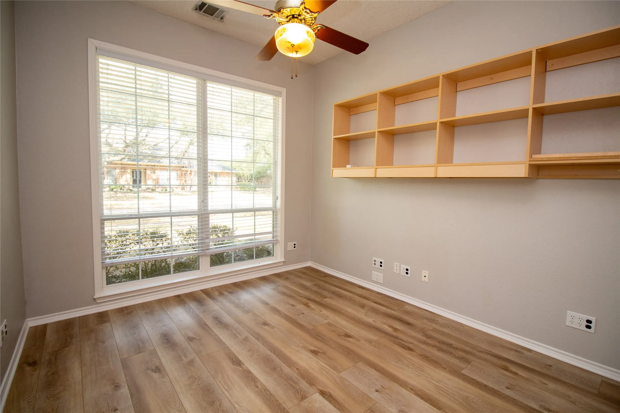 Single Family Residence For Sale in Dallas County , 2410 Radcliffe Drive, Rowlett, Texas 75088, 3 Bedroom, 3 Bathroom, 2 Garage spaces, 2,350 Sqft, built in 1985, mls#21195693, Real Estate Agent in Rowlett, Homes For Sale in Dallas county, Homes For Sale in Rowlett, Realtor in Rowlett Texas, Real Estate Brokerage Independent Realty Texas, Luminita Cordes Realtor