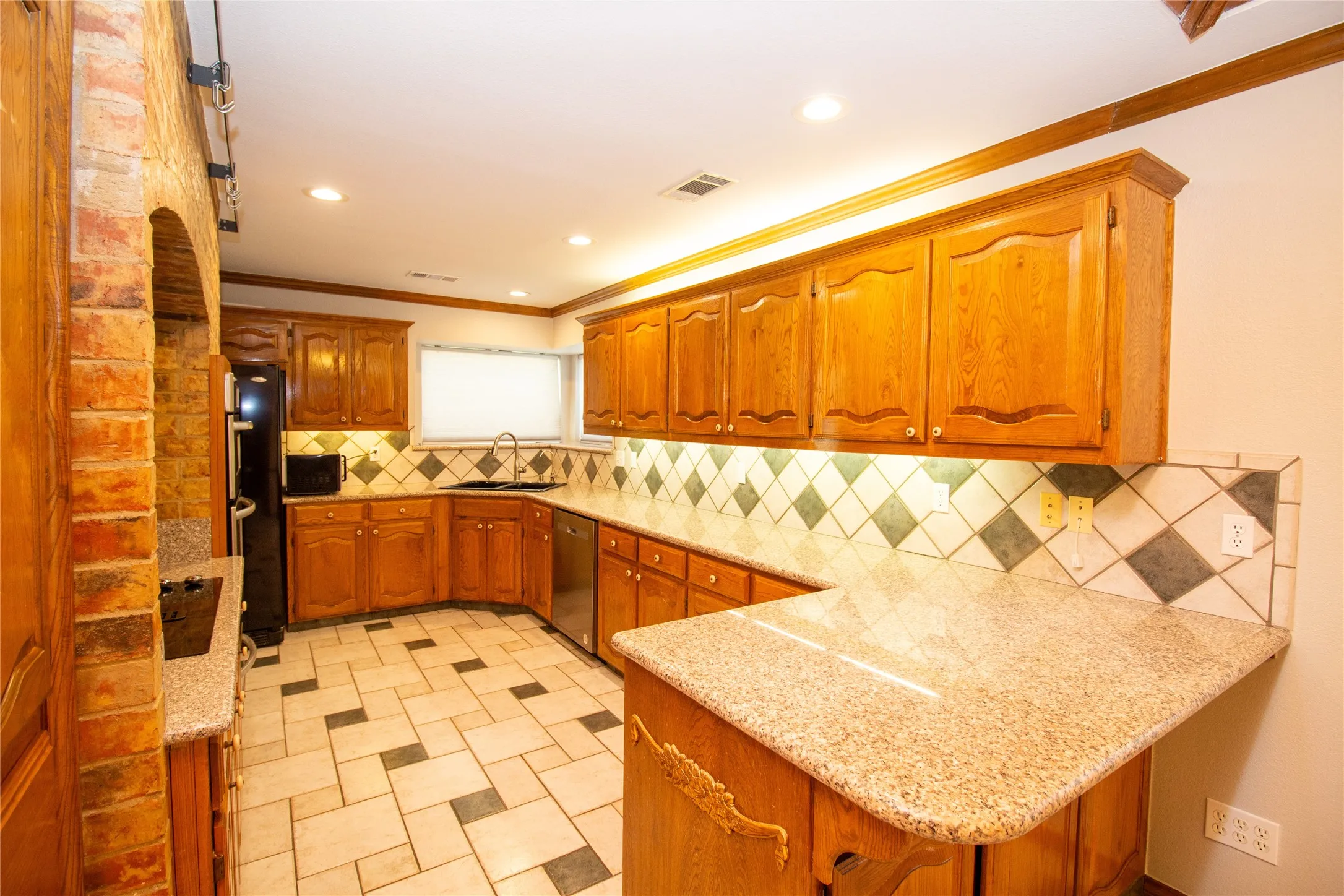 Single Family Residence For Sale in Dallas County , 2410 Radcliffe Drive, Rowlett, Texas 75088, 3 Bedroom, 3 Bathroom, 2 Garage spaces, 2,350 Sqft, built in 1985, mls#21195693, Real Estate Agent in Rowlett, Homes For Sale in Dallas county, Homes For Sale in Rowlett, Realtor in Rowlett Texas, Real Estate Brokerage Independent Realty Texas, Luminita Cordes Realtor