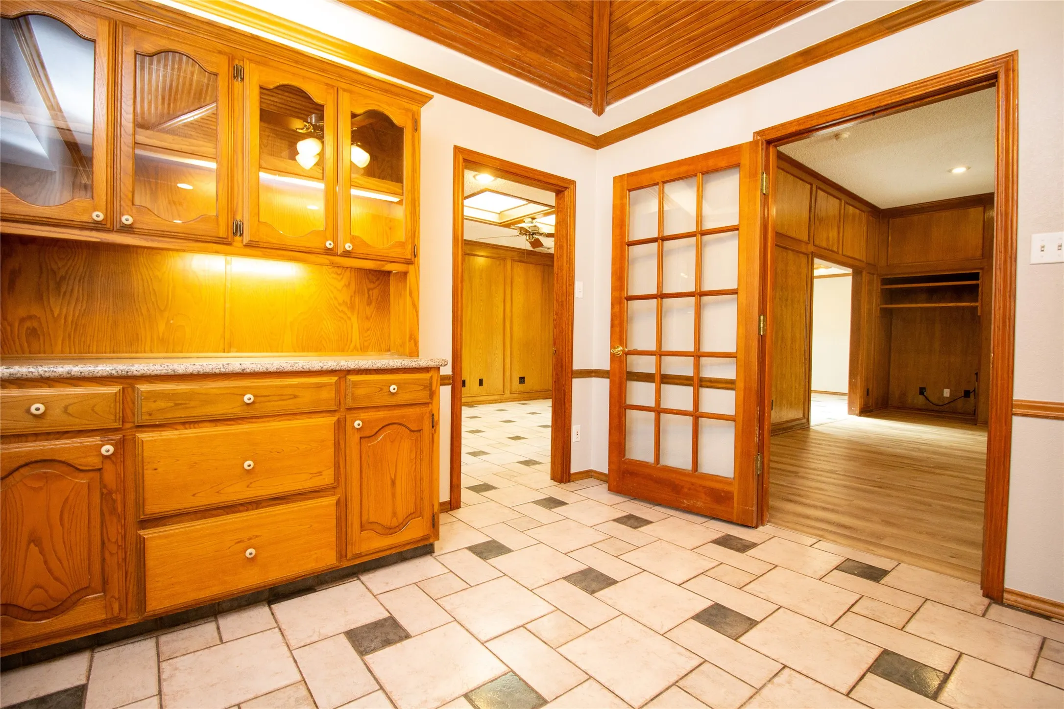 Single Family Residence For Sale in Dallas County , 2410 Radcliffe Drive, Rowlett, Texas 75088, 3 Bedroom, 3 Bathroom, 2 Garage spaces, 2,350 Sqft, built in 1985, mls#21195693, Real Estate Agent in Rowlett, Homes For Sale in Dallas county, Homes For Sale in Rowlett, Realtor in Rowlett Texas, Real Estate Brokerage Independent Realty Texas, Luminita Cordes Realtor