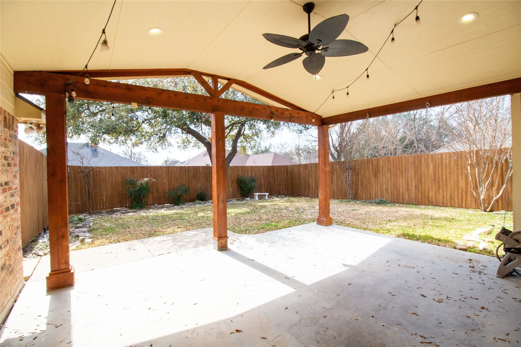 Single Family Residence For Sale in Dallas County , 2410 Radcliffe Drive, Rowlett, Texas 75088, 3 Bedroom, 3 Bathroom, 2 Garage spaces, 2,350 Sqft, built in 1985, mls#21195693, Real Estate Agent in Rowlett, Homes For Sale in Dallas county, Homes For Sale in Rowlett, Realtor in Rowlett Texas, Real Estate Brokerage Independent Realty Texas, Luminita Cordes Realtor