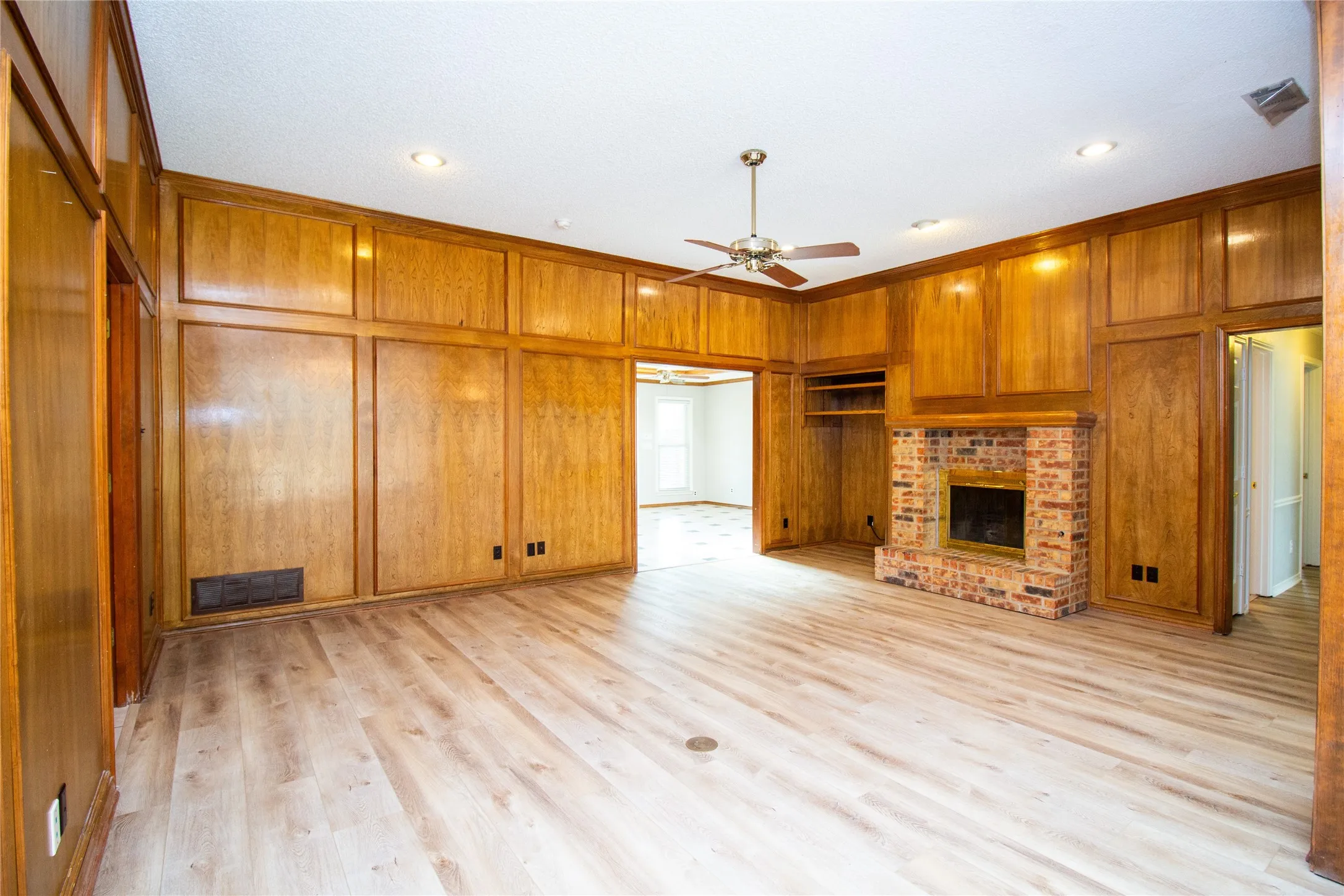 Single Family Residence For Sale in Dallas County , 2410 Radcliffe Drive, Rowlett, Texas 75088, 3 Bedroom, 3 Bathroom, 2 Garage spaces, 2,350 Sqft, built in 1985, mls#21195693, Real Estate Agent in Rowlett, Homes For Sale in Dallas county, Homes For Sale in Rowlett, Realtor in Rowlett Texas, Real Estate Brokerage Independent Realty Texas, Luminita Cordes Realtor