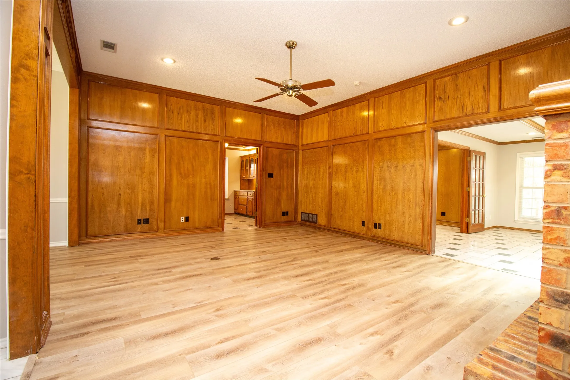 Single Family Residence For Sale in Dallas County , 2410 Radcliffe Drive, Rowlett, Texas 75088, 3 Bedroom, 3 Bathroom, 2 Garage spaces, 2,350 Sqft, built in 1985, mls#21195693, Real Estate Agent in Rowlett, Homes For Sale in Dallas county, Homes For Sale in Rowlett, Realtor in Rowlett Texas, Real Estate Brokerage Independent Realty Texas, Luminita Cordes Realtor