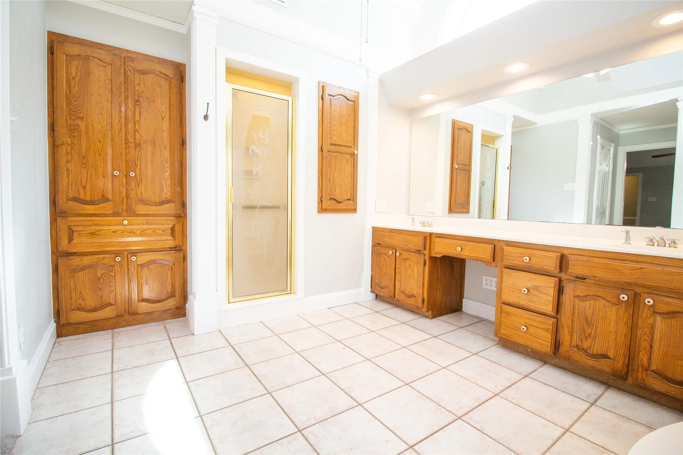 Single Family Residence For Sale in Dallas County , 2410 Radcliffe Drive, Rowlett, Texas 75088, 3 Bedroom, 3 Bathroom, 2 Garage spaces, 2,350 Sqft, built in 1985, mls#21195693, Real Estate Agent in Rowlett, Homes For Sale in Dallas county, Homes For Sale in Rowlett, Realtor in Rowlett Texas, Real Estate Brokerage Independent Realty Texas, Luminita Cordes Realtor