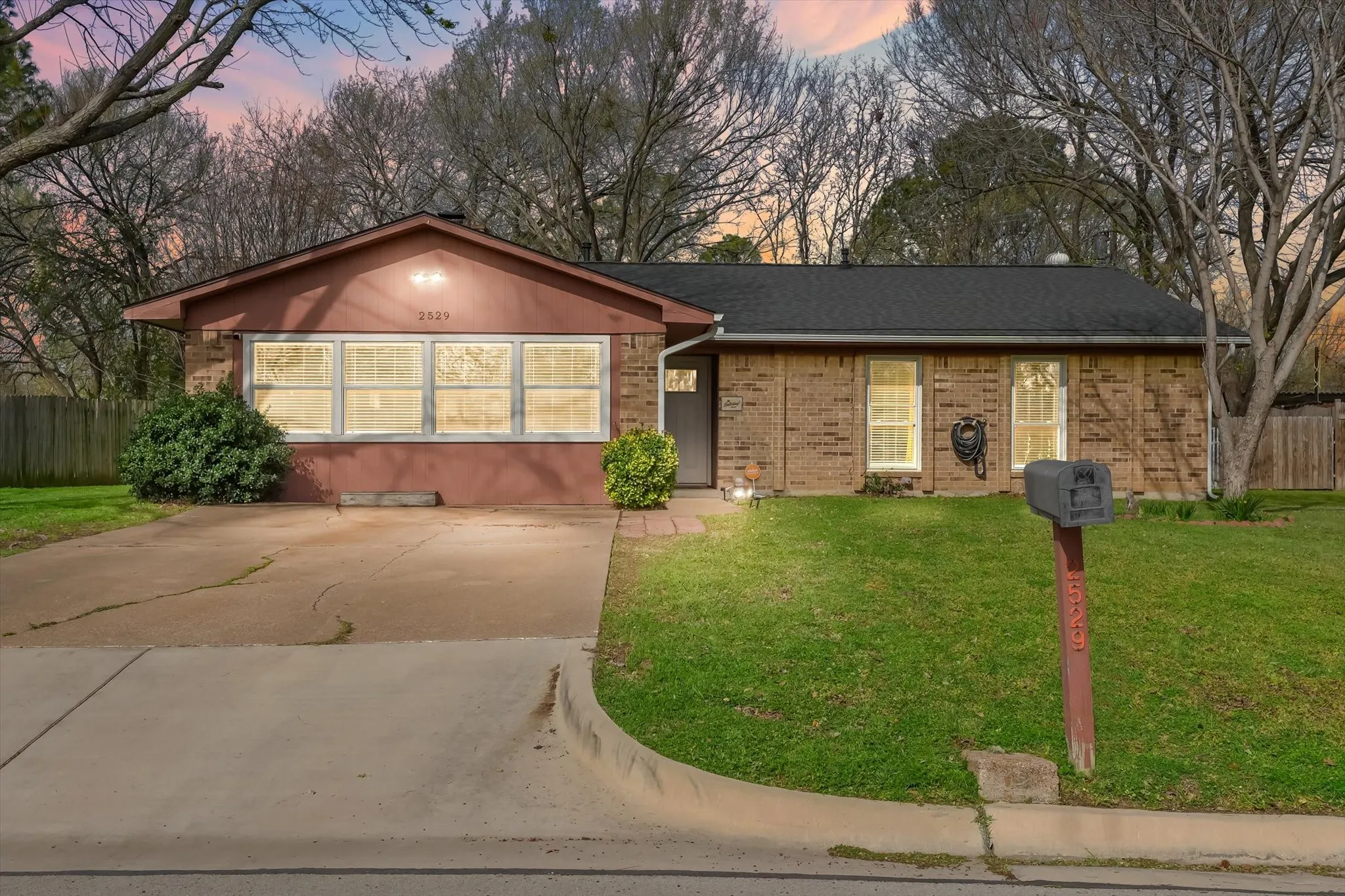 Single Family Residence For Sale in Denton County , 2529 Freedom Lane, Denton, Texas 76209, 3 Bedroom, 2 Bathroom, Garage spaces, 1,896 Sqft, built in 1984, mls#21212209, Real Estate Agent in Denton, Homes For Sale in Denton county, Homes For Sale in Denton, Realtor in Denton Texas, Real Estate Brokerage Independent Realty Texas, Luminita Cordes Realtor