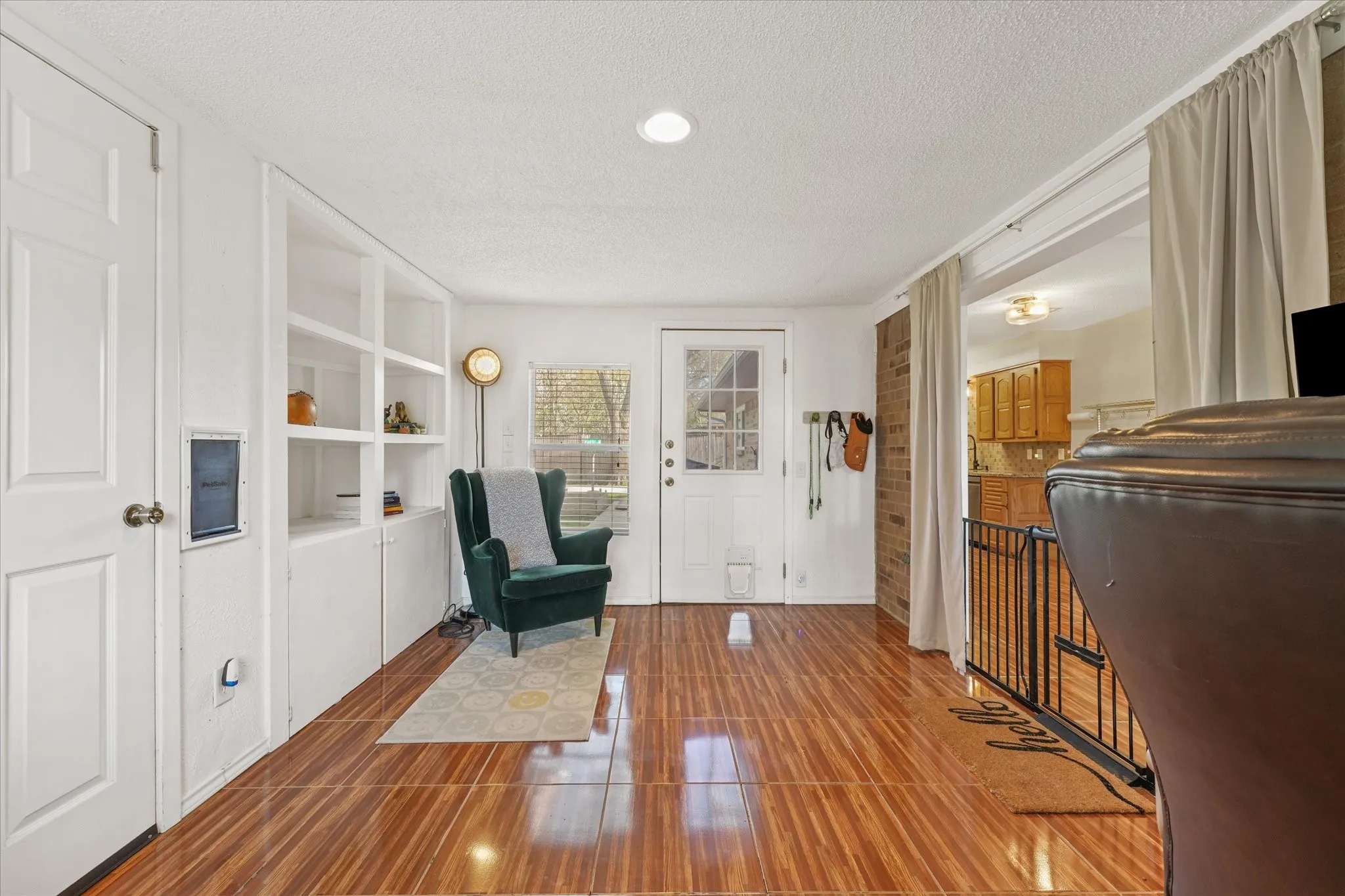 Additional flex space with built-ins and exterior access—great for remote work or multi-use living.