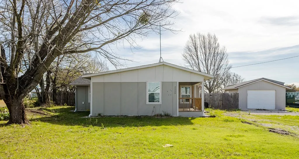 Single Family Residence For Sale in Collin County , 2225 S Bridgefarmer Road, Lowry Crossing, Texas 75069, 3 Bedroom, 2 Bathroom, 1 Garage spaces, 1,272 Sqft, built in 1970, Preowned, mls#21169438, Real Estate Agent in Lowry Crossing, Homes For Sale in Collin county, Homes For Sale in Lowry Crossing, Realtor in Lowry Crossing Texas, Real Estate Brokerage Independent Realty Texas, Luminita Cordes Realtor
