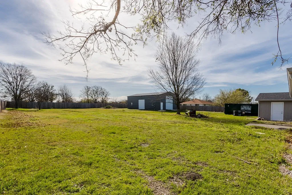 Single Family Residence For Sale in Collin County , 2225 S Bridgefarmer Road, Lowry Crossing, Texas 75069, 3 Bedroom, 2 Bathroom, 1 Garage spaces, 1,272 Sqft, built in 1970, Preowned, mls#21169438, Real Estate Agent in Lowry Crossing, Homes For Sale in Collin county, Homes For Sale in Lowry Crossing, Realtor in Lowry Crossing Texas, Real Estate Brokerage Independent Realty Texas, Luminita Cordes Realtor