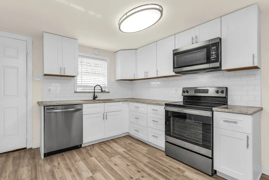 Single Family Residence For Sale in Collin County , 2225 S Bridgefarmer Road, Lowry Crossing, Texas 75069, 3 Bedroom, 2 Bathroom, 1 Garage spaces, 1,272 Sqft, built in 1970, Preowned, mls#21169438, Real Estate Agent in Lowry Crossing, Homes For Sale in Collin county, Homes For Sale in Lowry Crossing, Realtor in Lowry Crossing Texas, Real Estate Brokerage Independent Realty Texas, Luminita Cordes Realtor