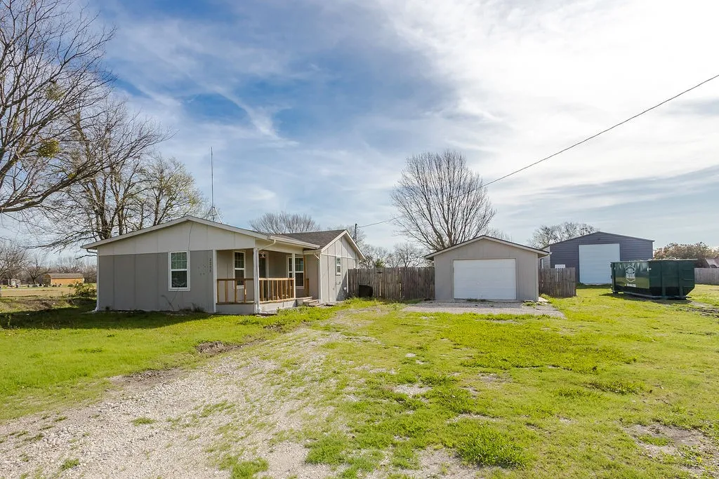 Single Family Residence For Sale in Collin County , 2225 S Bridgefarmer Road, Lowry Crossing, Texas 75069, 3 Bedroom, 2 Bathroom, 1 Garage spaces, 1,272 Sqft, built in 1970, Preowned, mls#21169438, Real Estate Agent in Lowry Crossing, Homes For Sale in Collin county, Homes For Sale in Lowry Crossing, Realtor in Lowry Crossing Texas, Real Estate Brokerage Independent Realty Texas, Luminita Cordes Realtor
