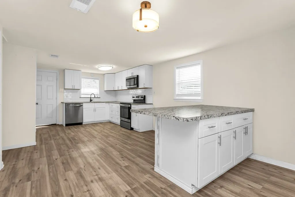 Single Family Residence For Sale in Collin County , 2225 S Bridgefarmer Road, Lowry Crossing, Texas 75069, 3 Bedroom, 2 Bathroom, 1 Garage spaces, 1,272 Sqft, built in 1970, Preowned, mls#21169438, Real Estate Agent in Lowry Crossing, Homes For Sale in Collin county, Homes For Sale in Lowry Crossing, Realtor in Lowry Crossing Texas, Real Estate Brokerage Independent Realty Texas, Luminita Cordes Realtor
