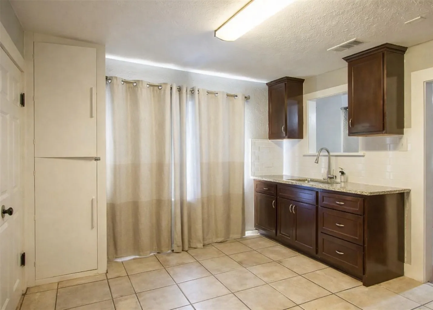 Single Family Residence For Sale in Tarrant County , 2910 20th Street, Fort Worth, Texas 76106, 2 Bedroom, 1 Bathroom, Garage spaces, 756 Sqft, built in 1940, Preowned, mls#21213496, Real Estate Agent in Fort Worth, Homes For Sale in Tarrant county, Homes For Sale in Fort Worth, Realtor in Fort Worth Texas, Real Estate Brokerage Independent Realty Texas, Luminita Cordes Realtor